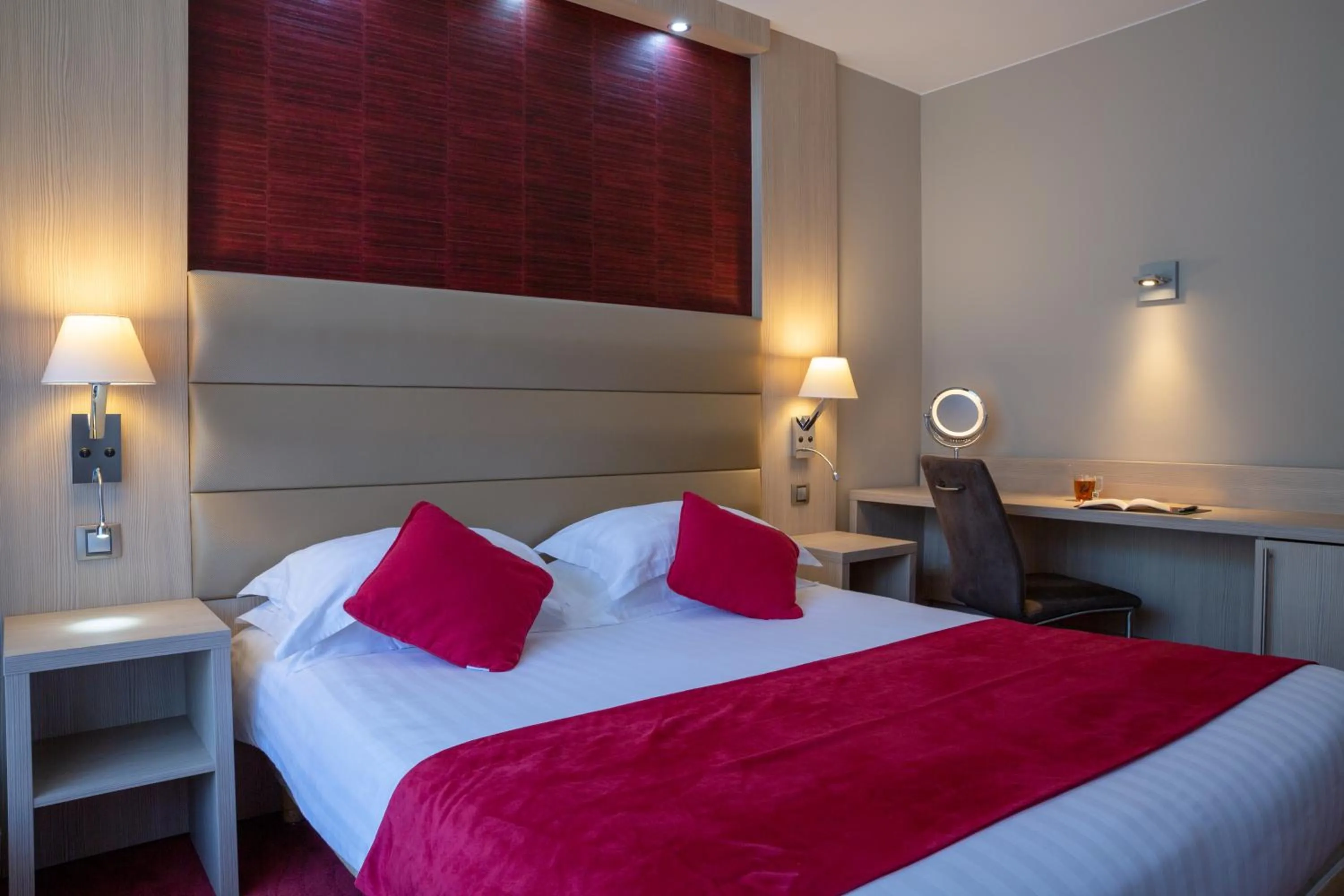 Bed in Hôtel Les Trois Roses, Meylan Grenoble