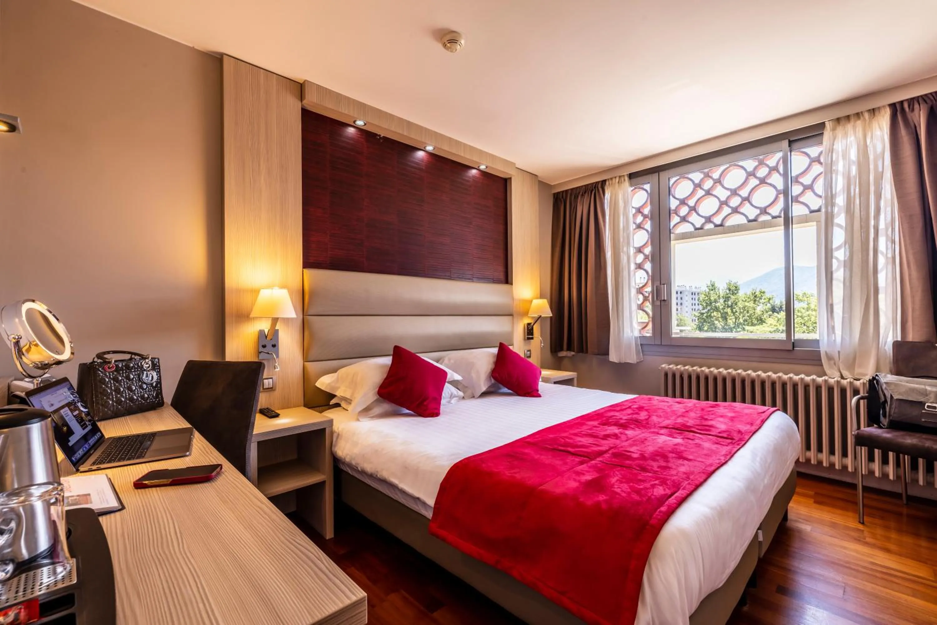 Bedroom, Bed in Hôtel Les Trois Roses, Meylan Grenoble