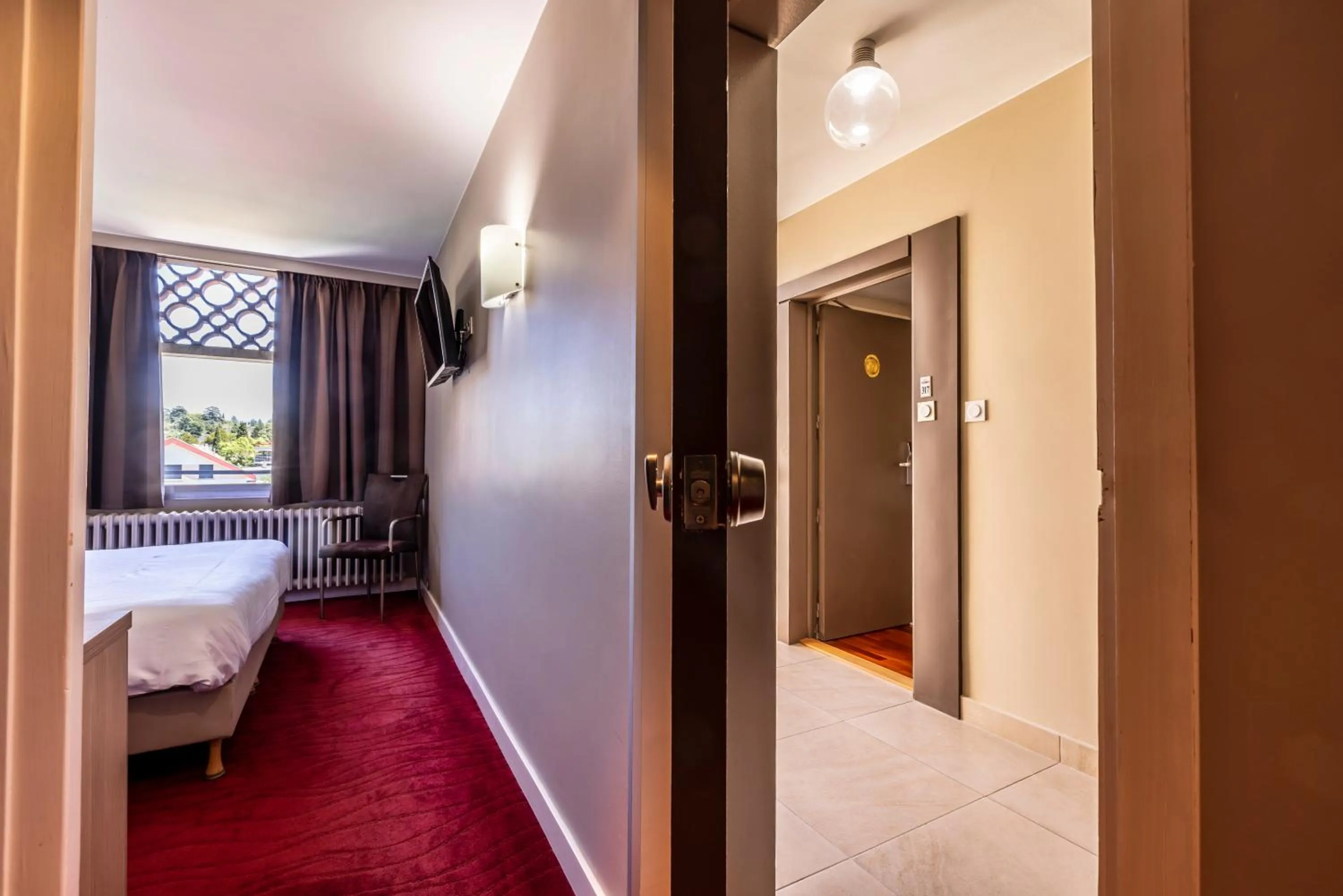 Bedroom, Bed in Hôtel Les Trois Roses, Meylan Grenoble