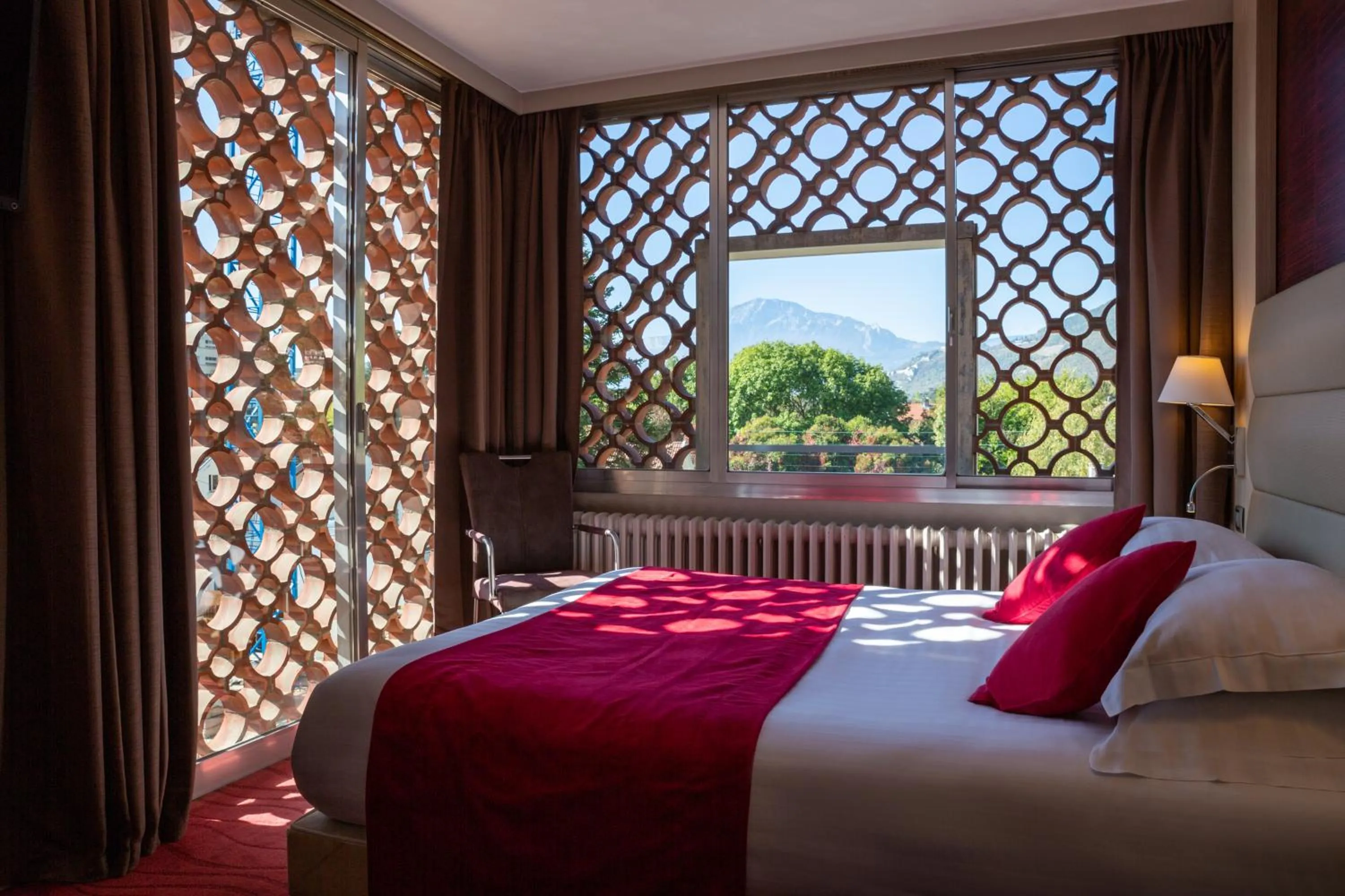 Bed in Hôtel Les Trois Roses, Meylan Grenoble