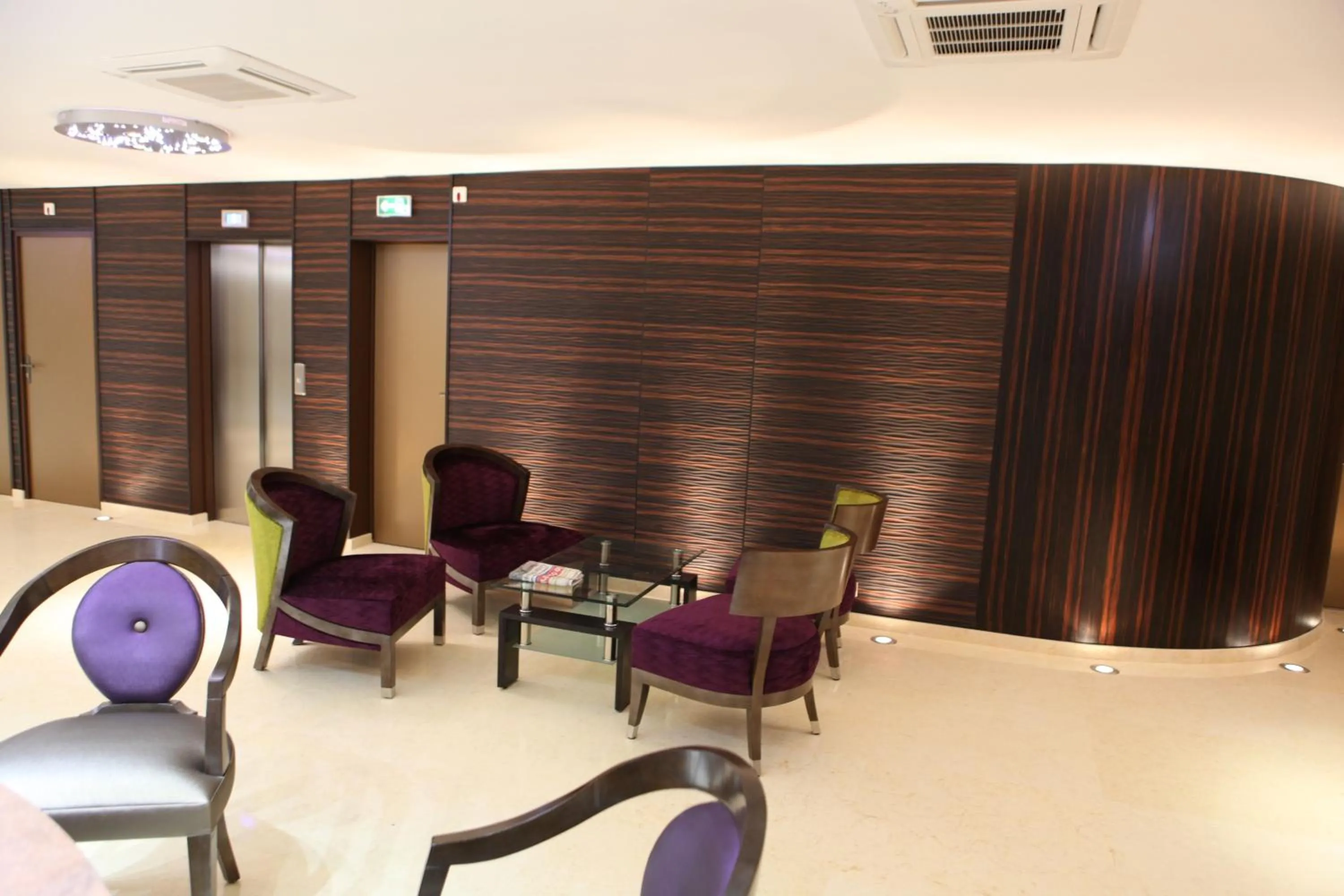 Lobby or reception in Hôtel Les Trois Roses, Meylan Grenoble