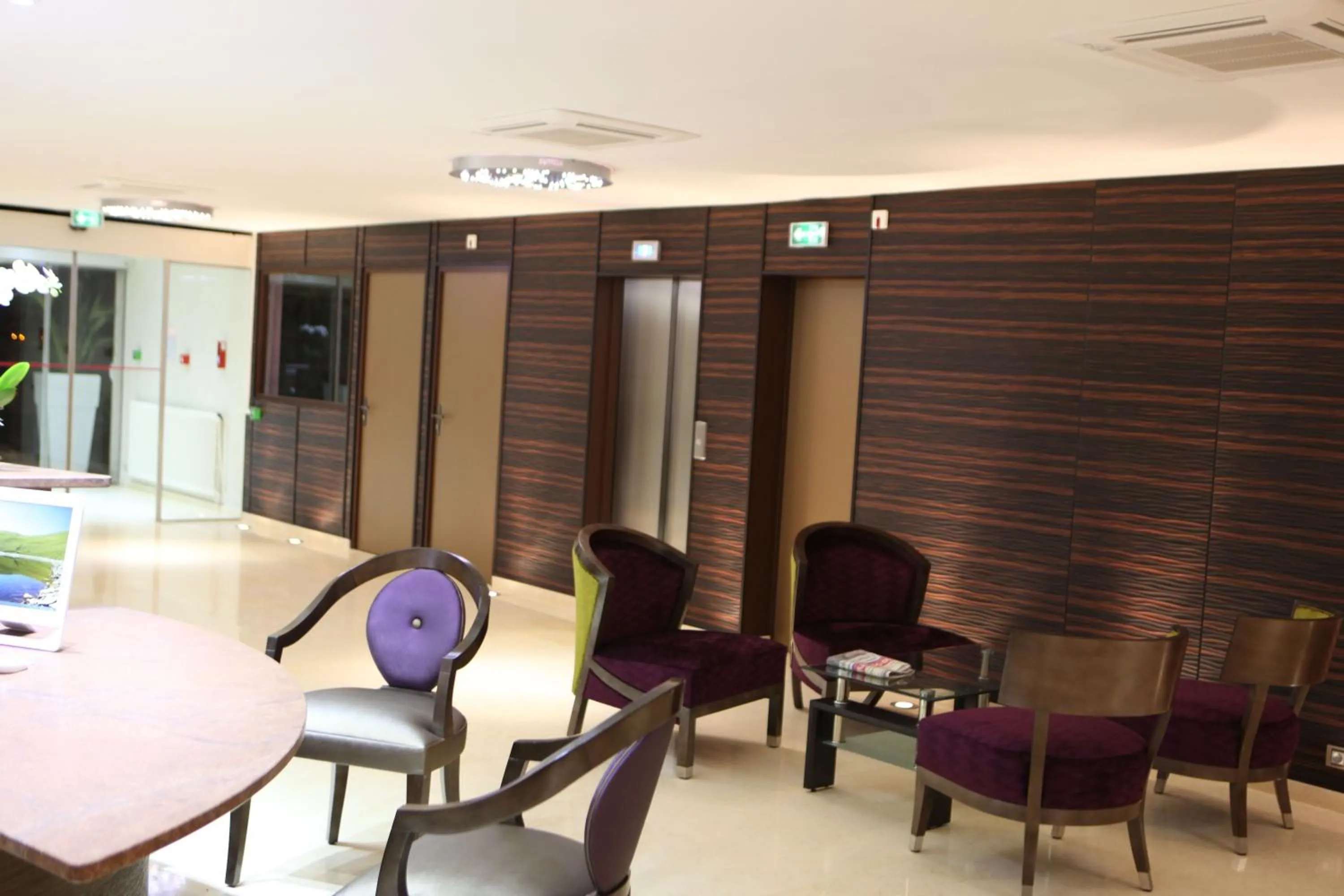 Lobby or reception in Hôtel Les Trois Roses, Meylan Grenoble