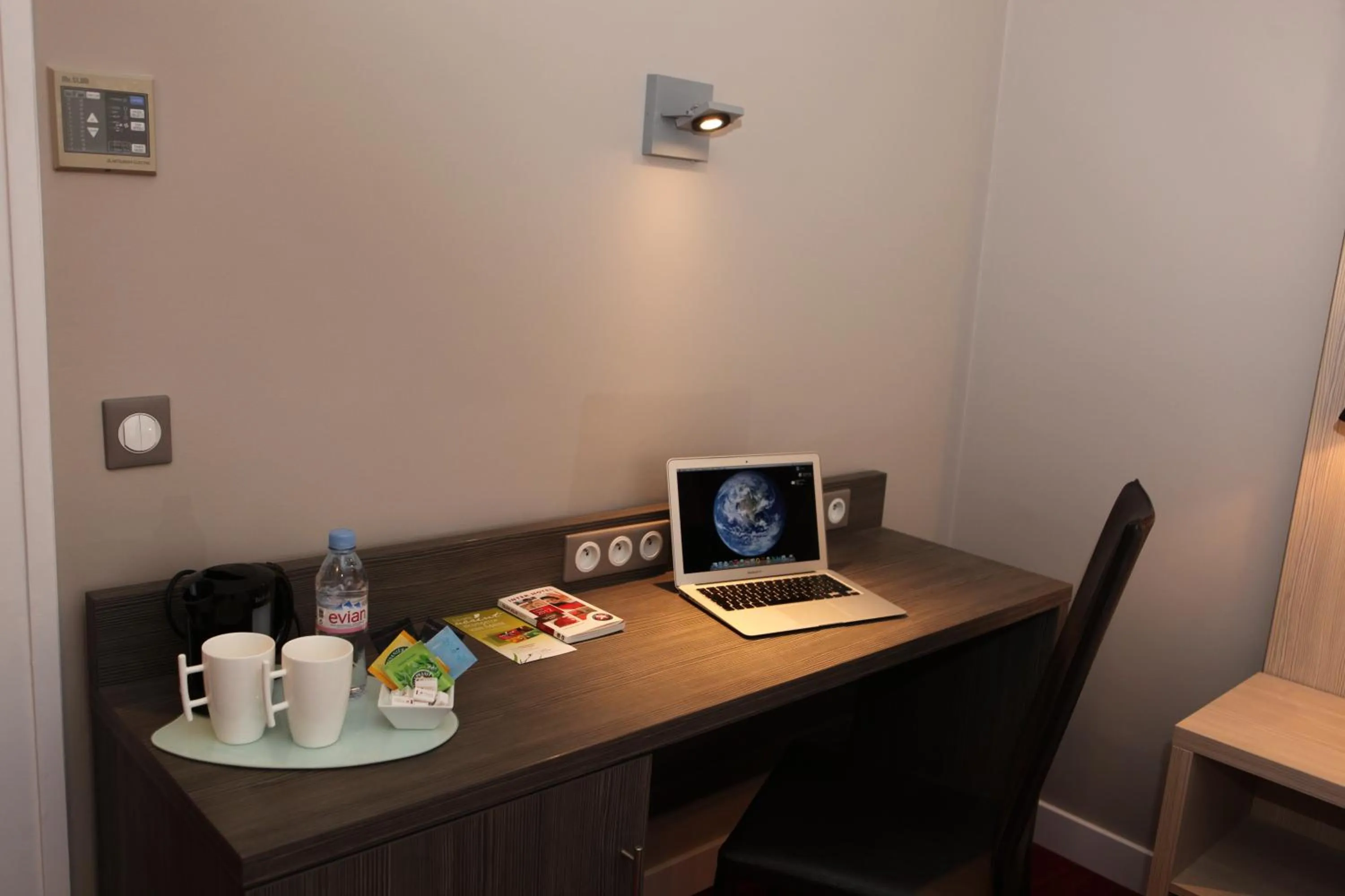 Coffee/tea facilities in Hôtel Les Trois Roses, Meylan Grenoble