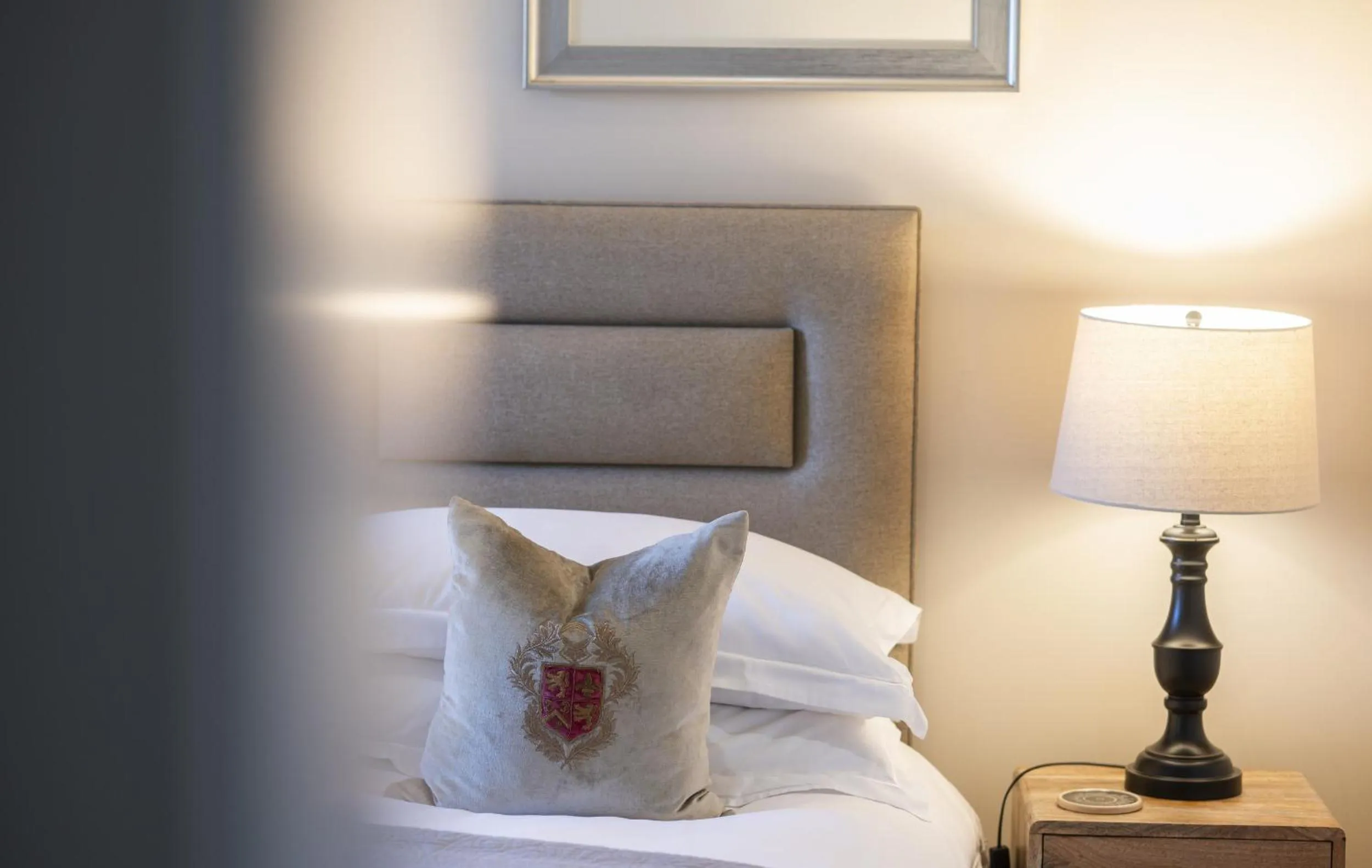 Bedroom, Bed in Black Bull Hotel