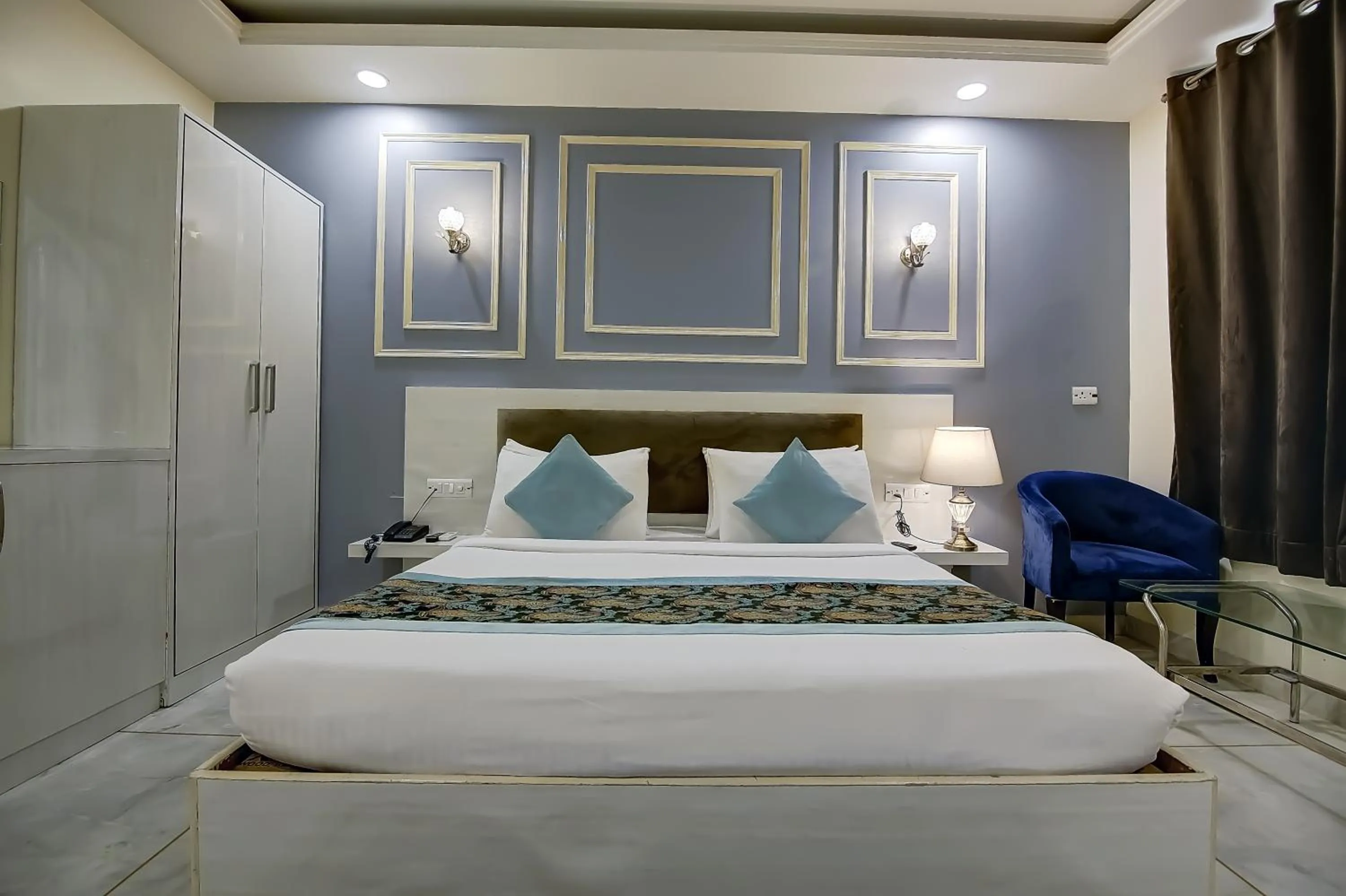 Photo of the whole room, Bed in OPO Alpino Aerocity , Free Airport Pickup