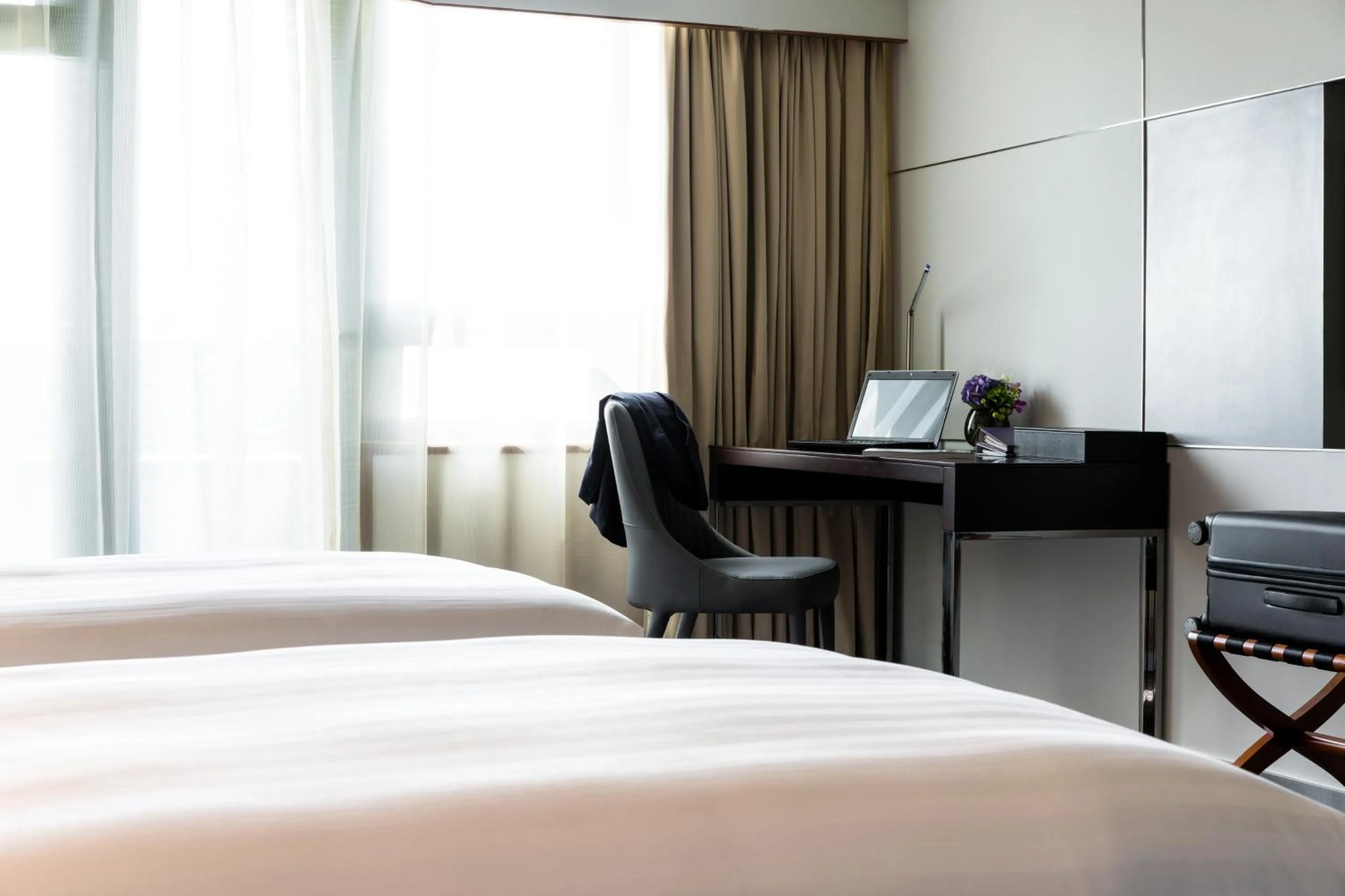 Bedroom, Bed in Grand Mercure Shanghai Hongqiao