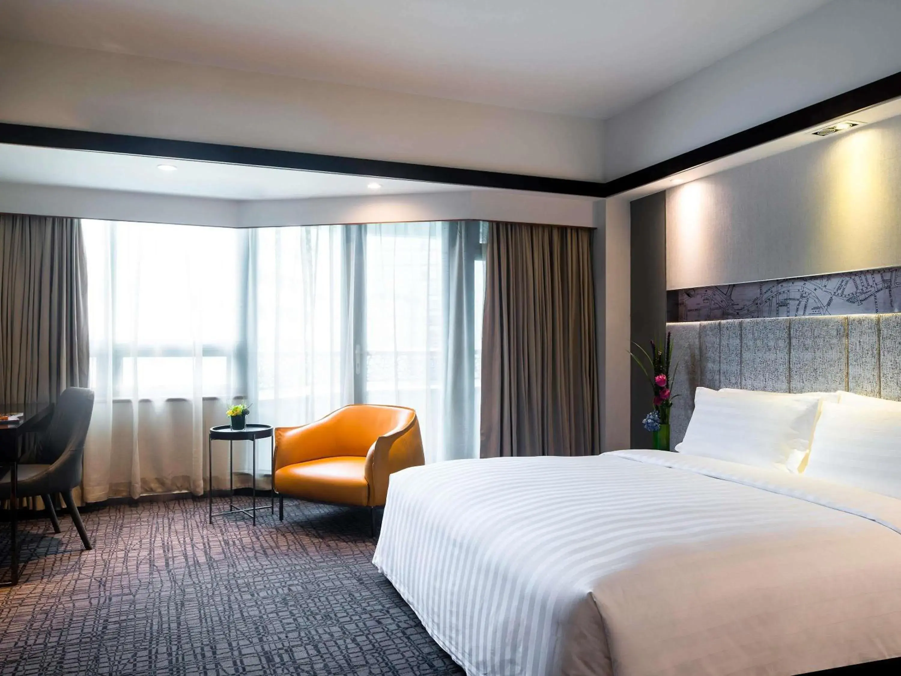 Deluxe King Room with City View in Grand Mercure Shanghai Hongqiao Deluxe King Room with City View in Grand Mercure Shanghai Hongqiao