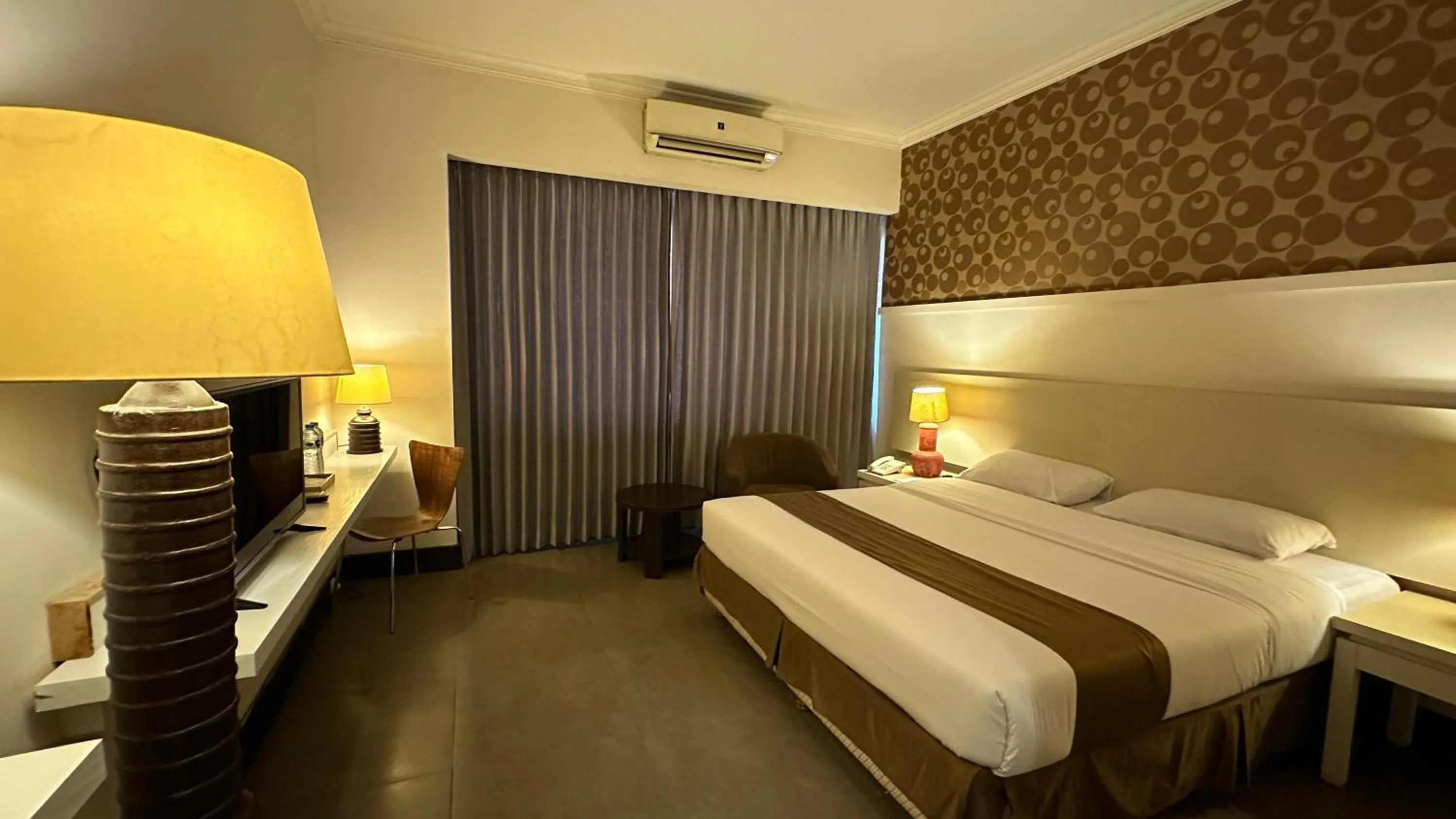 Photo of the whole room, Bed in Bali World Hotel
