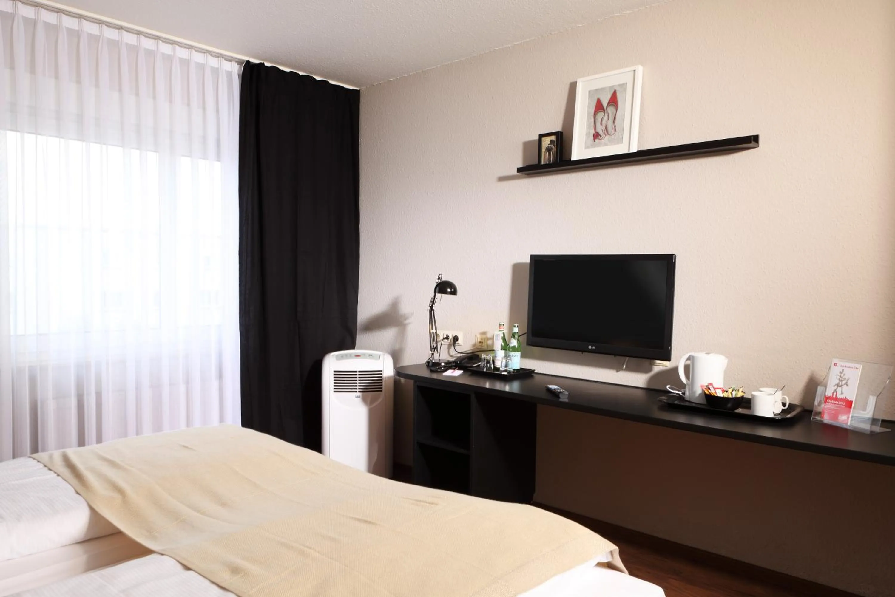 TV and multimedia, TV/Entertainment Center in Tryp by Wyndham Bremen Airport