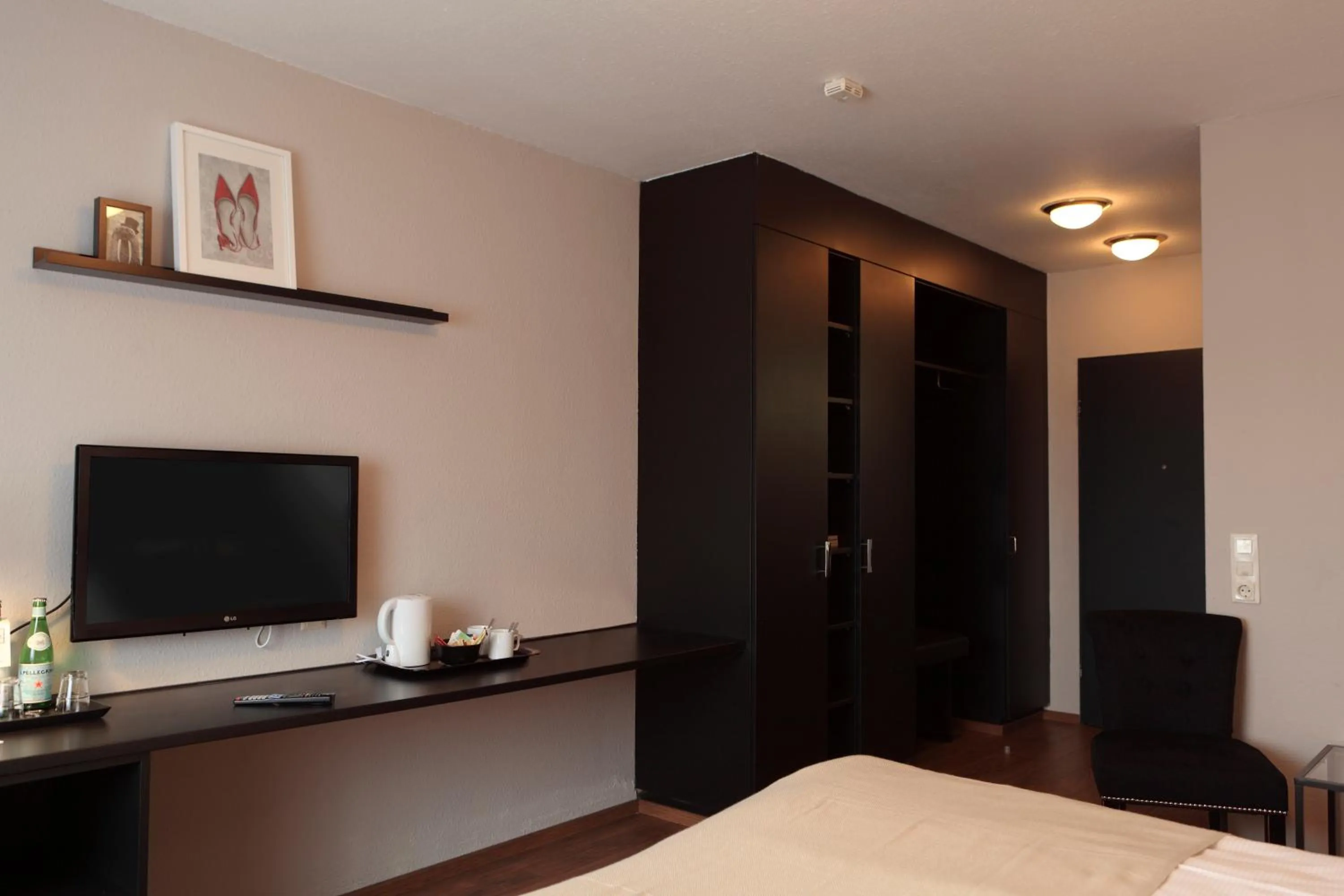 Photo of the whole room, TV/Entertainment Center in Tryp by Wyndham Bremen Airport