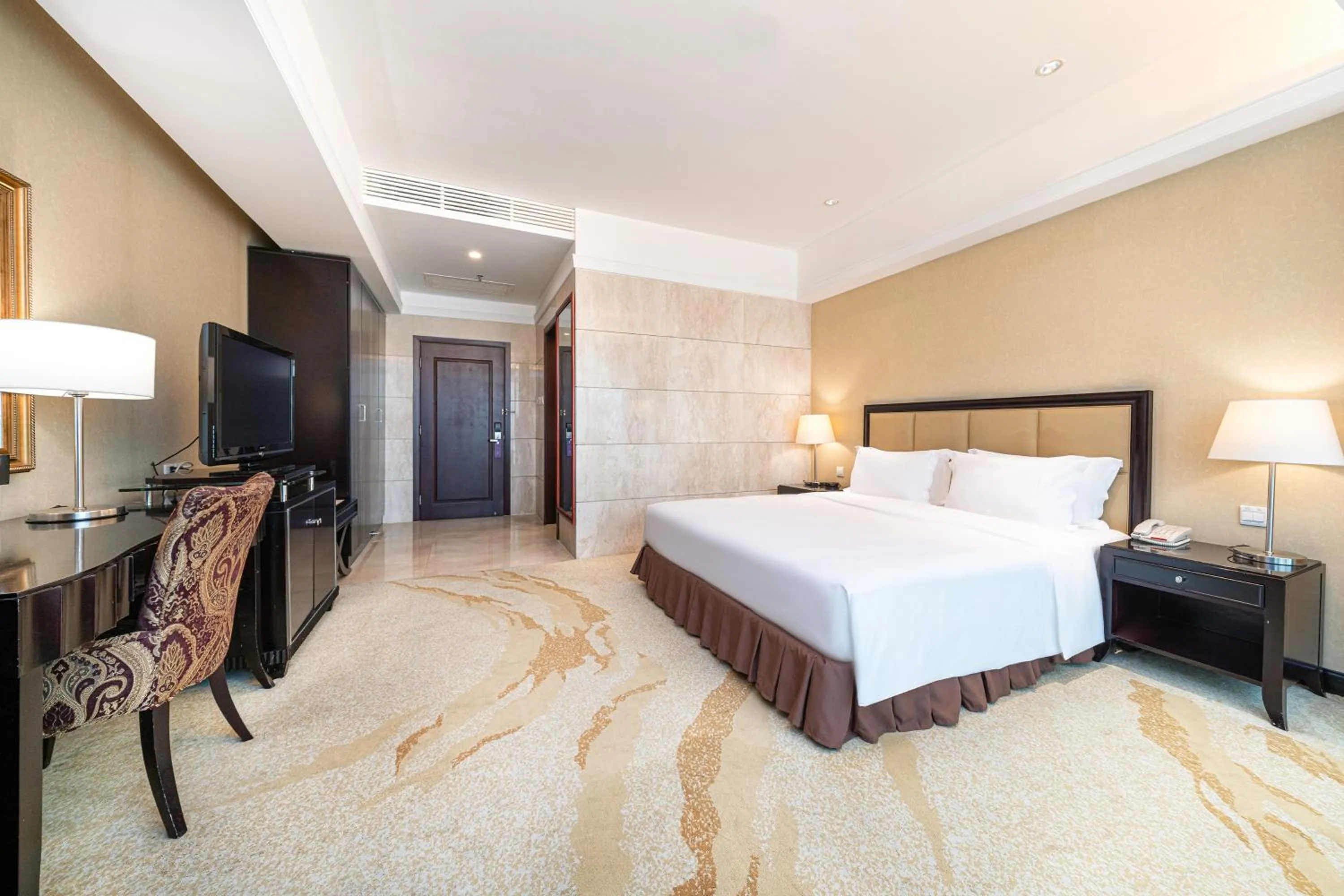 Bed in Oriental Ginza Hotel Shenzhen