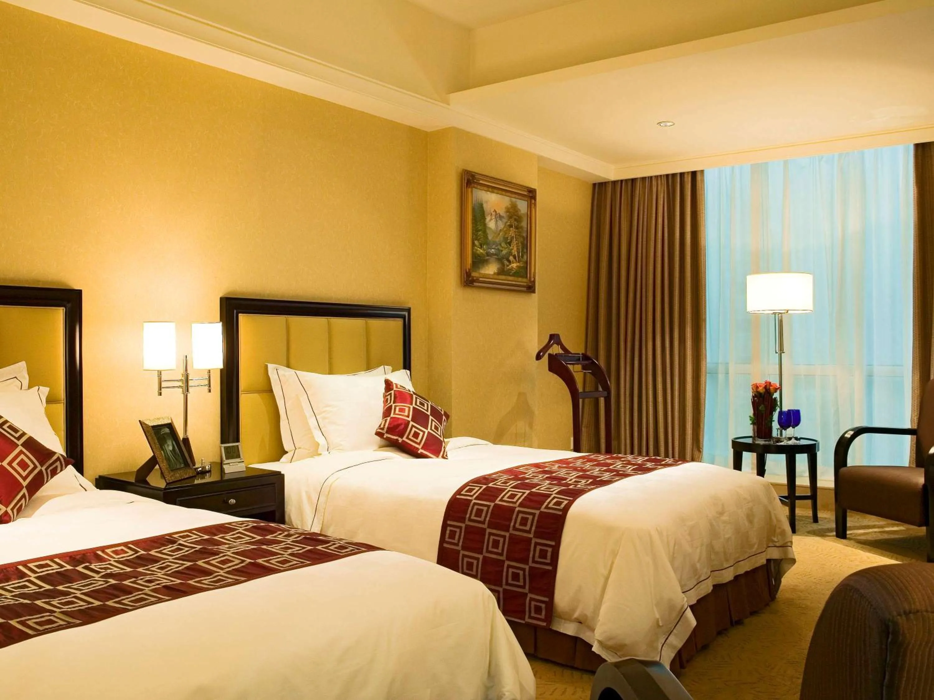 Photo of the whole room, Bed in Oriental Ginza Hotel Shenzhen