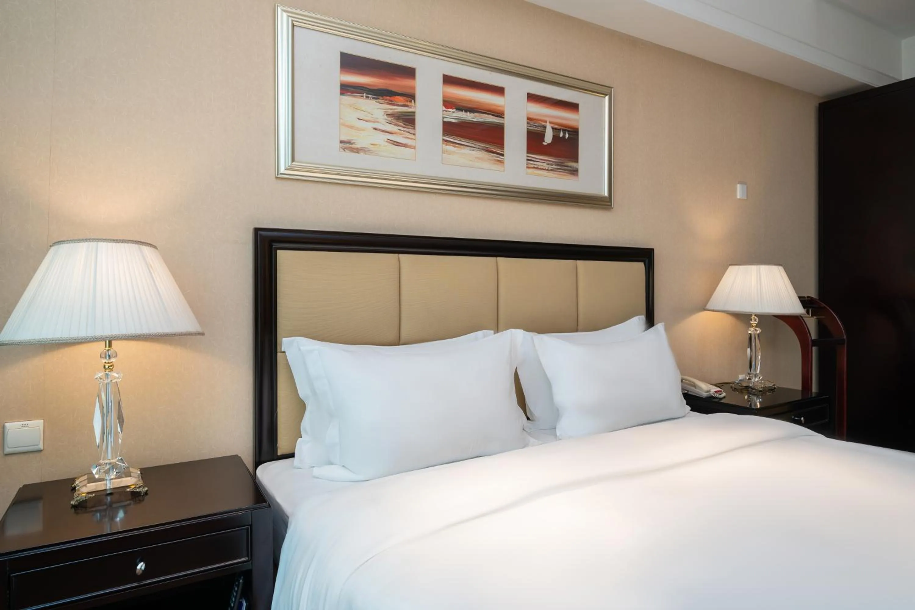 Bed in Oriental Ginza Hotel Shenzhen