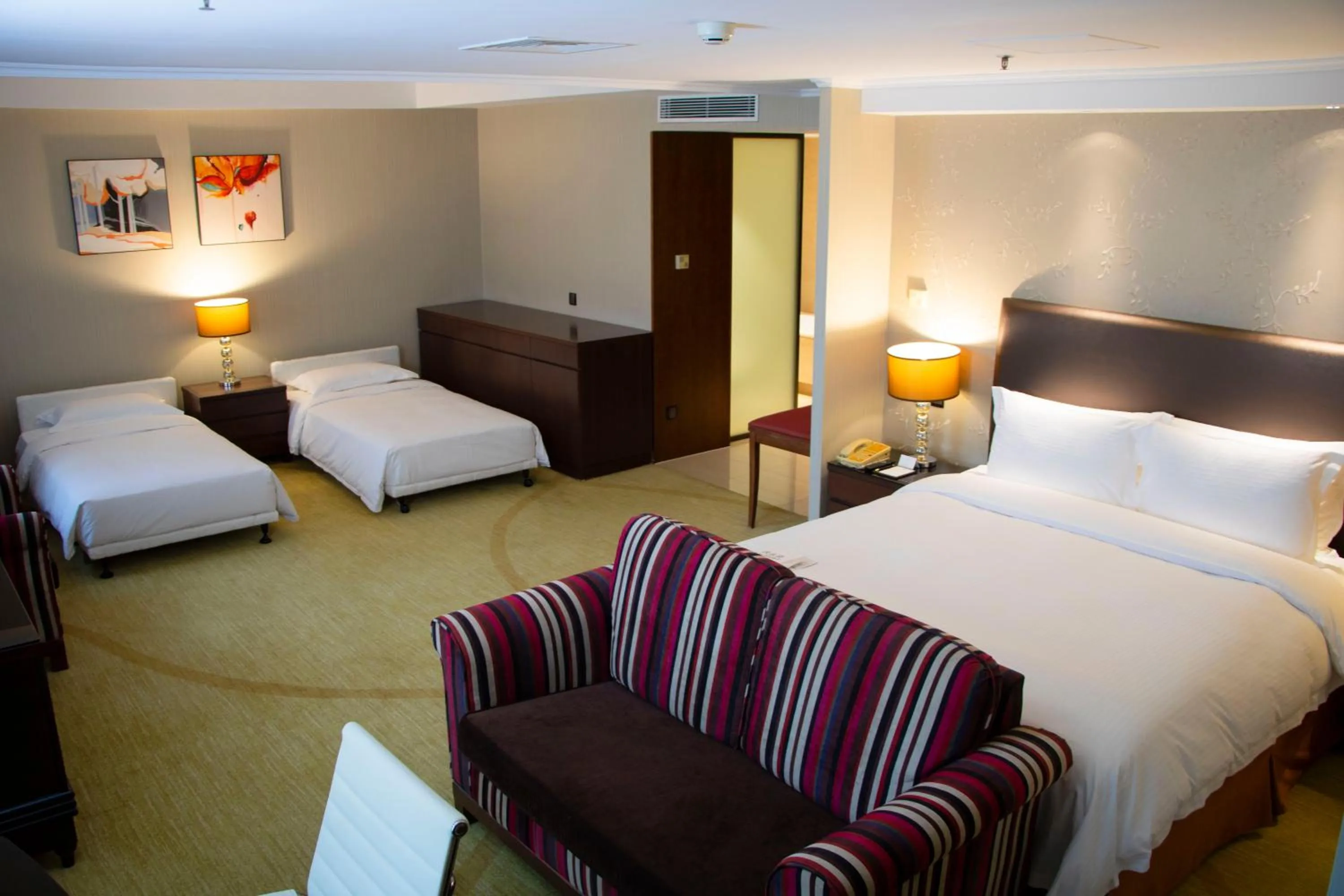 Photo of the whole room, Bed in Grand Mercure Beijing Central