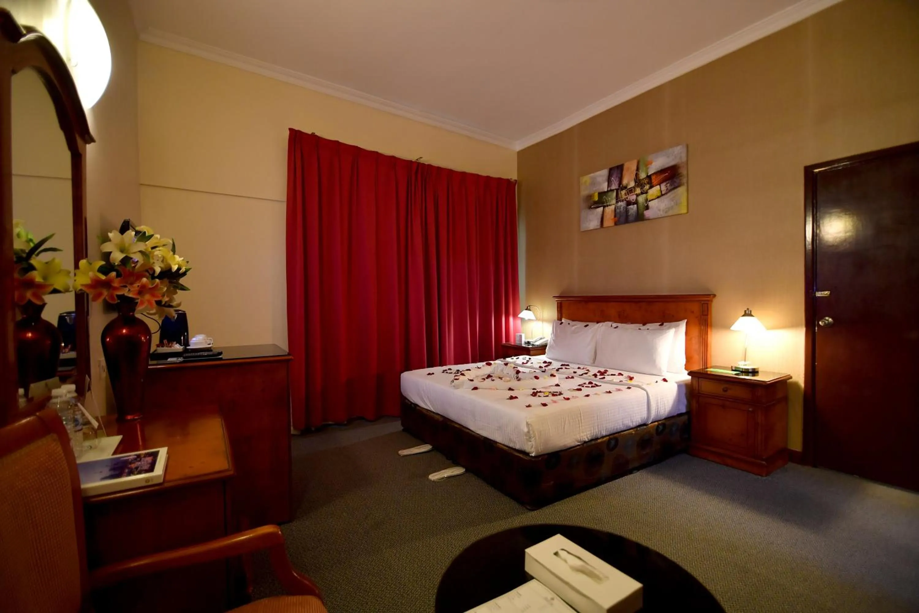 Bedroom, Bed in Nejoum Al Emarat