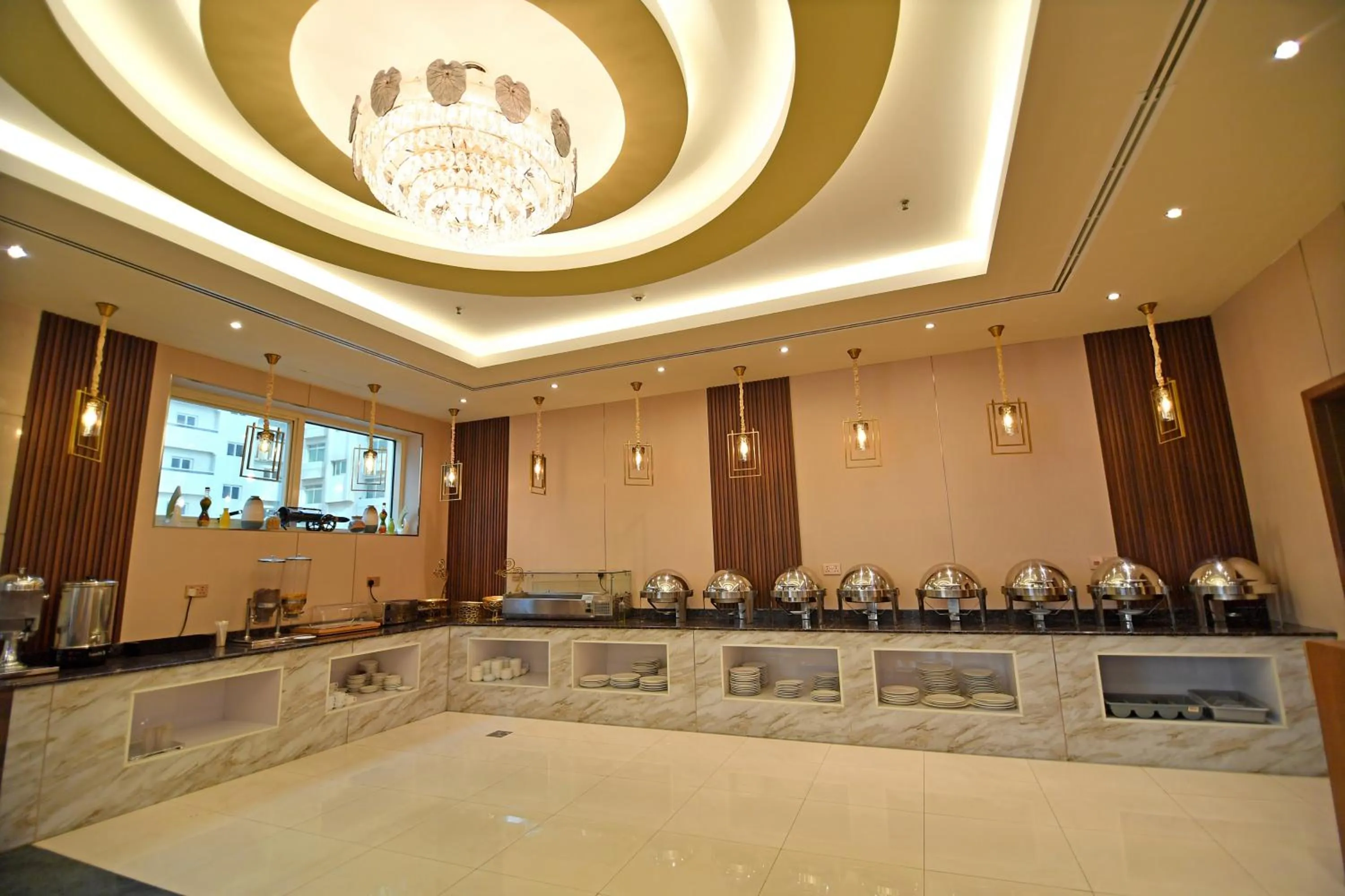 Restaurant/places to eat in Nejoum Al Emarat