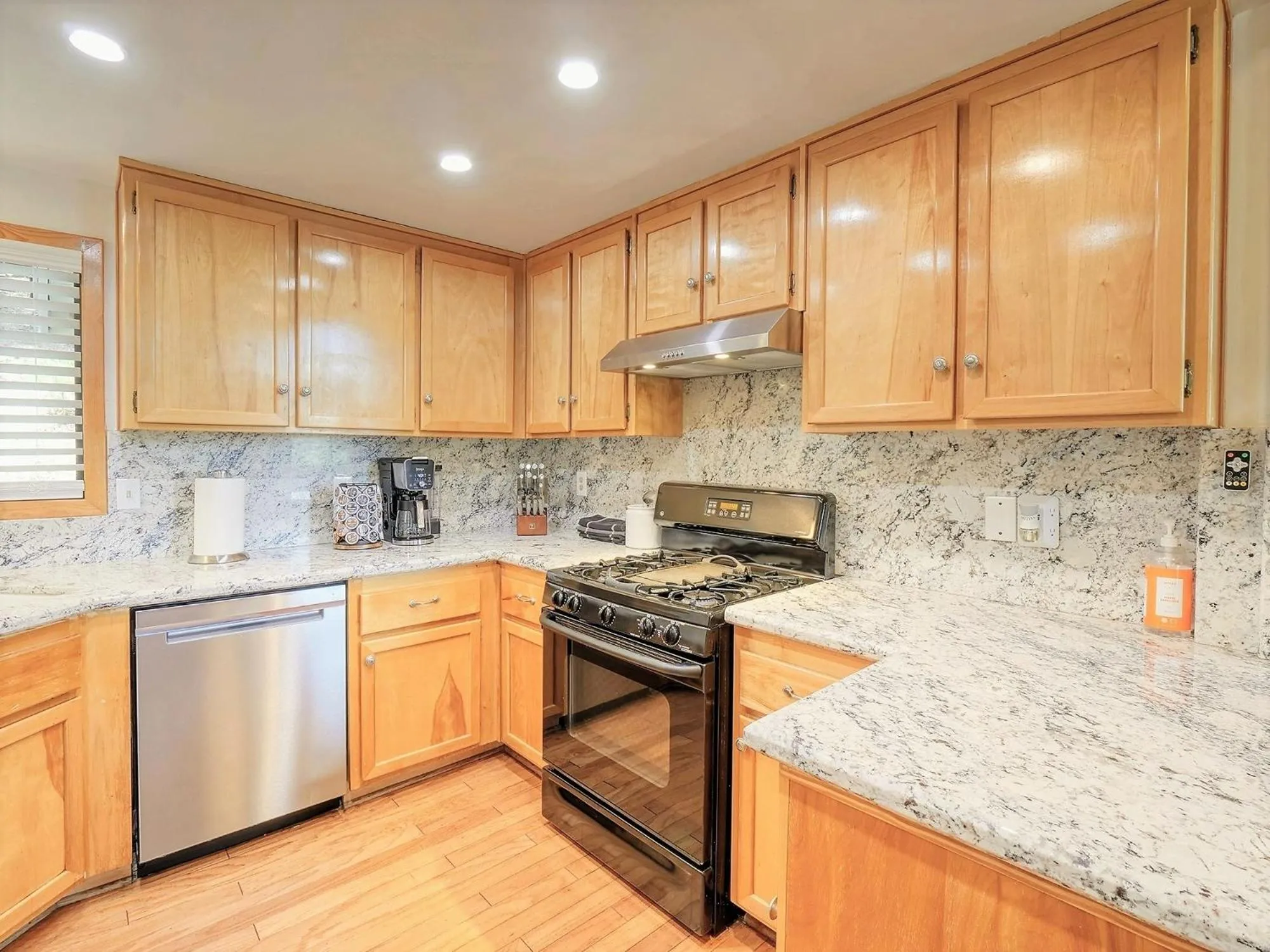 Coffee/tea facilities in Kid's Paradise! Ball Pit 2 Lofts Lakeview 5 bd, 3ba