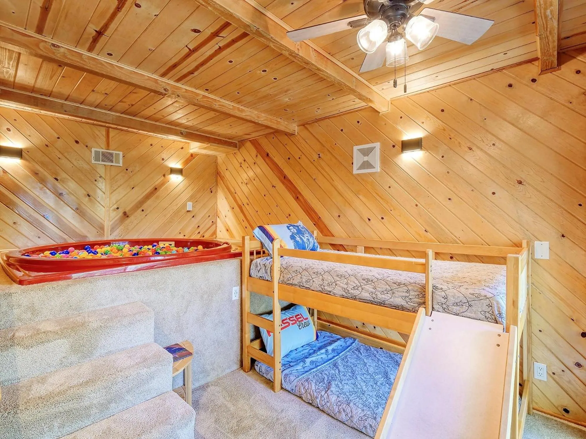 Children play ground, Bed in Kid's Paradise! Ball Pit 2 Lofts Lakeview 5 bd, 3ba