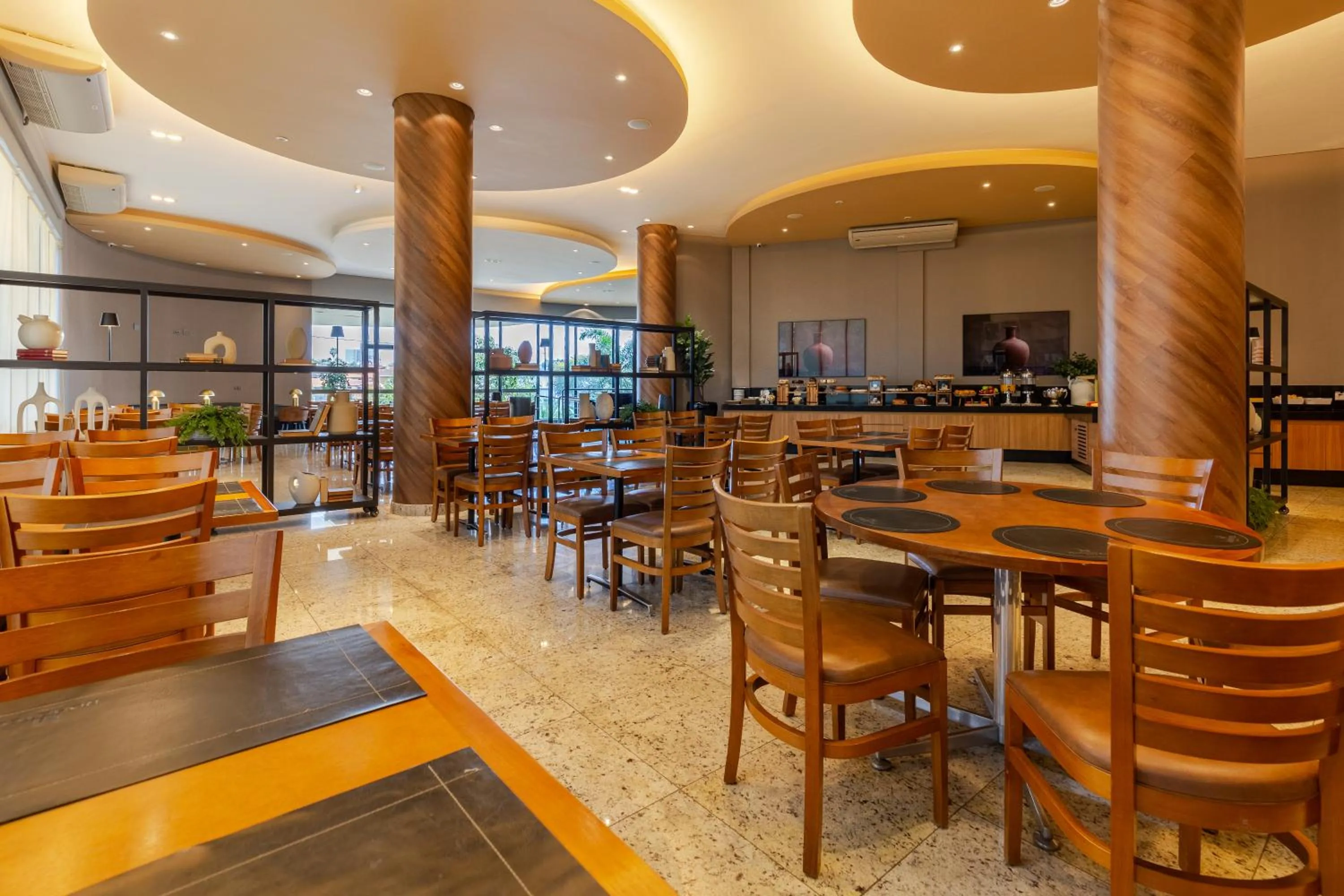 Restaurant/places to eat in Nohotel Premium Americana