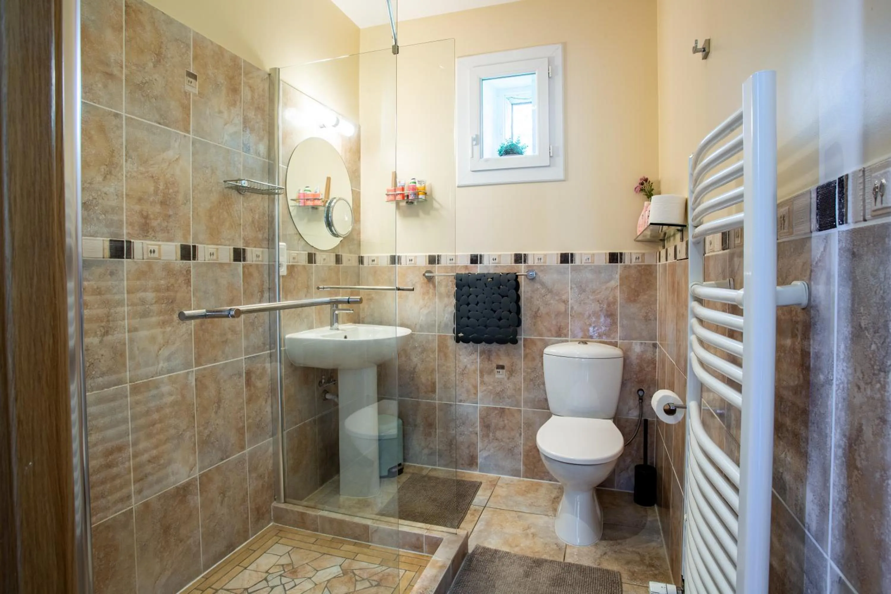 Two Bedroom Two Bathroom Suite in Gites du Caylar - Chambres et Appartments
