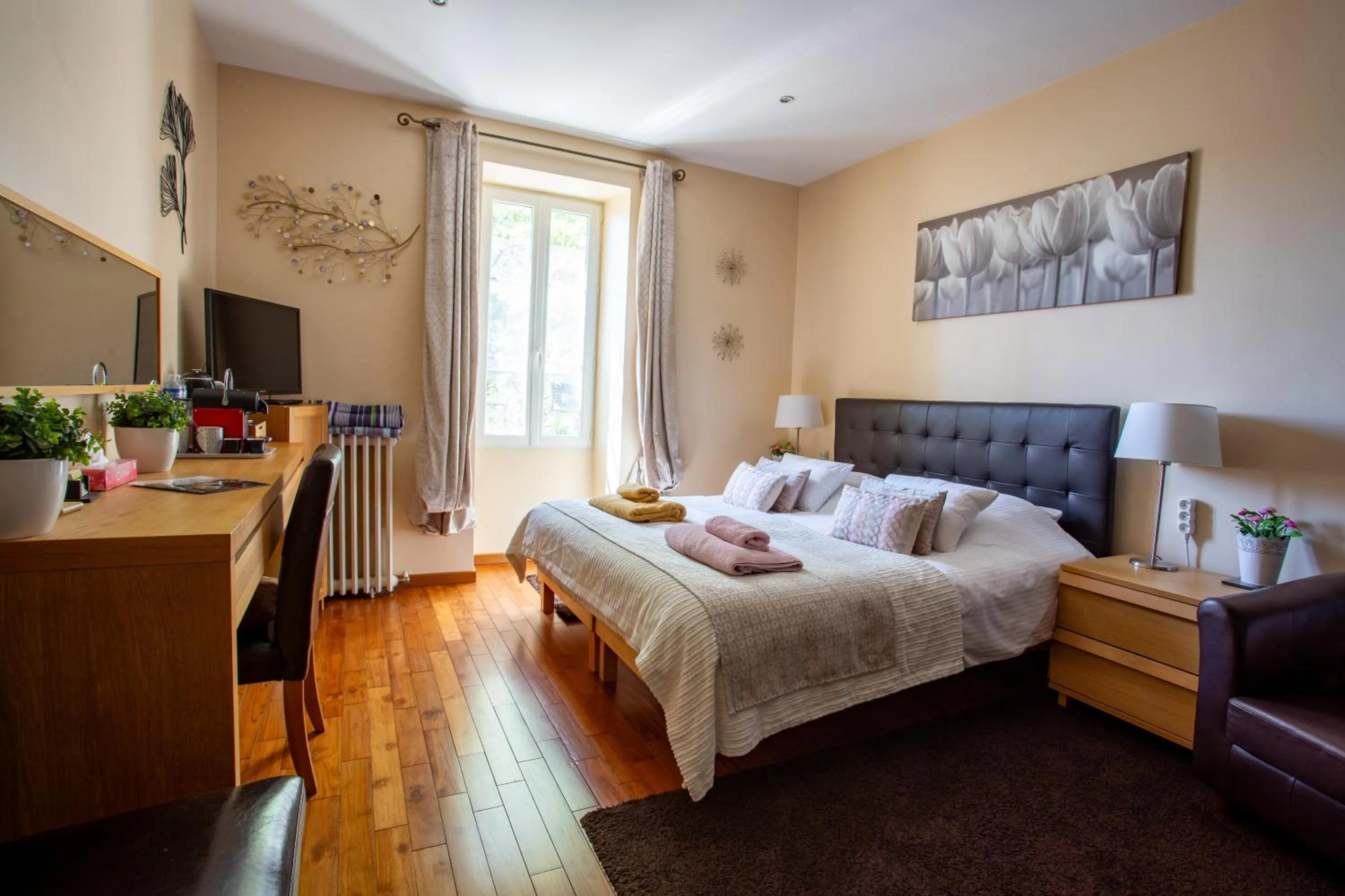 Deluxe Two-Bedroom Suite in Gites du Caylar - Chambres et Appartments