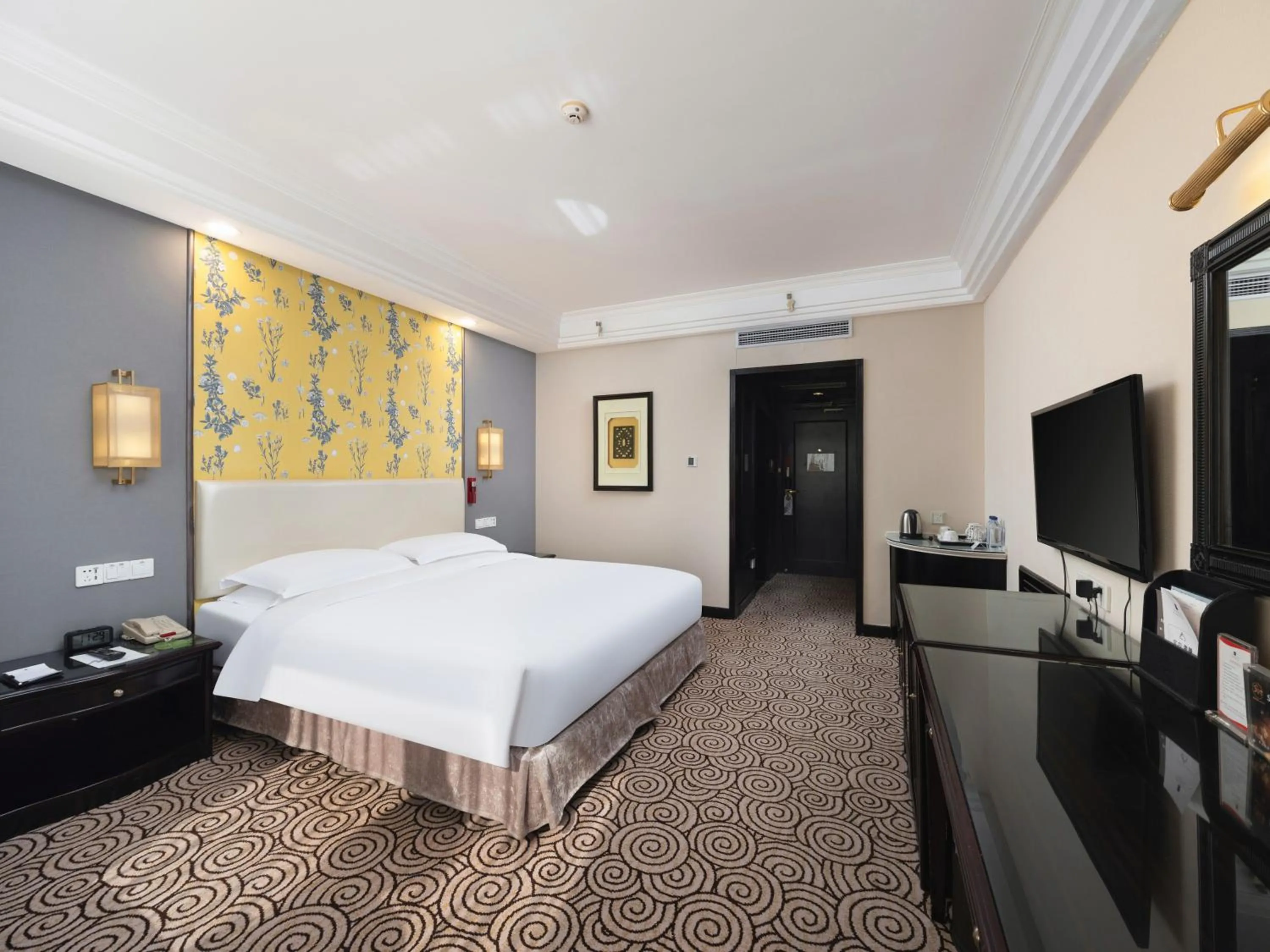 Bed in Grand Metropark Hotel Hangzhou - 6 minutes walk to the West Lake