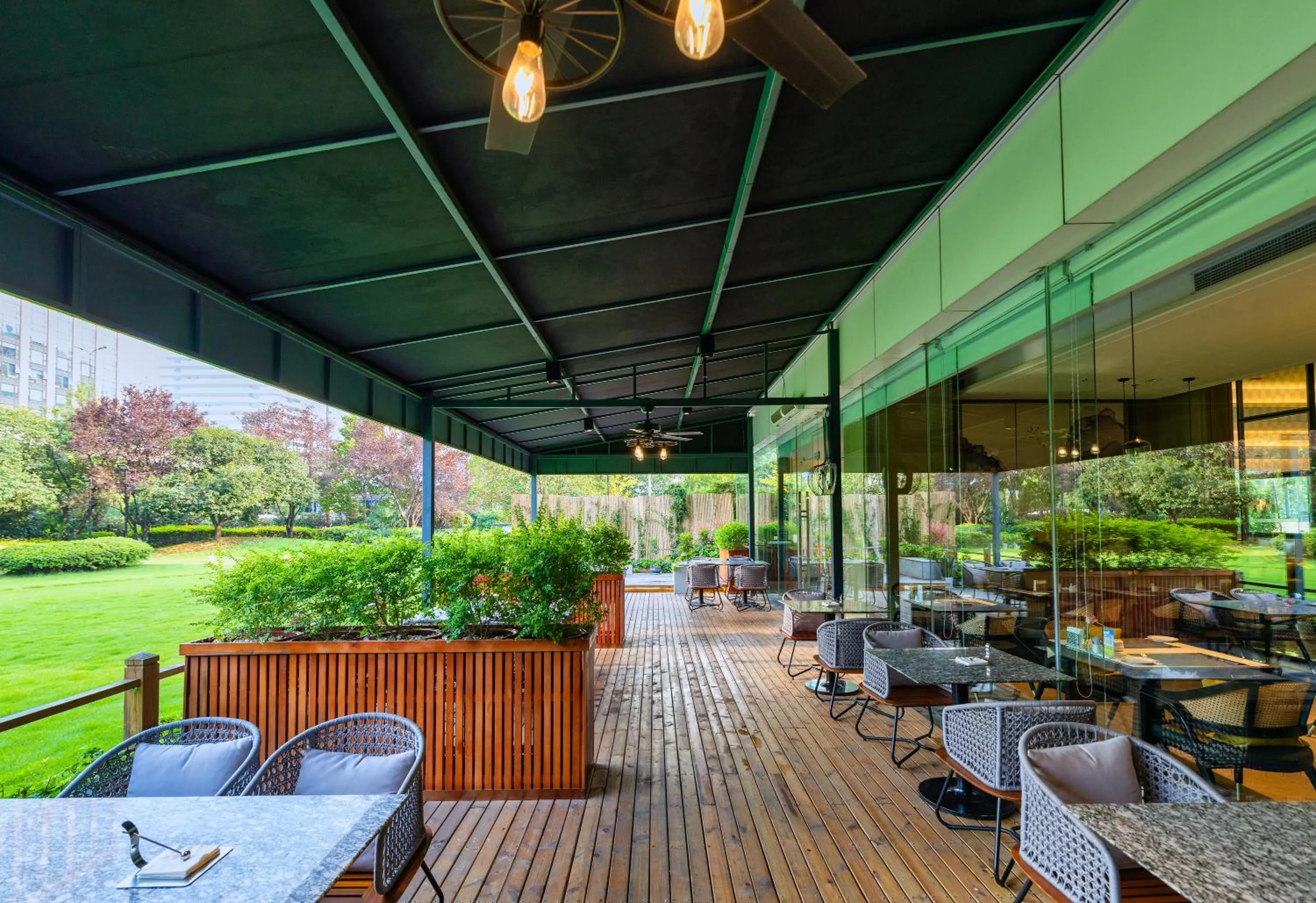 Restaurant/places to eat in Grand Metropark Hotel Hangzhou - 6 minutes walk to the West Lake