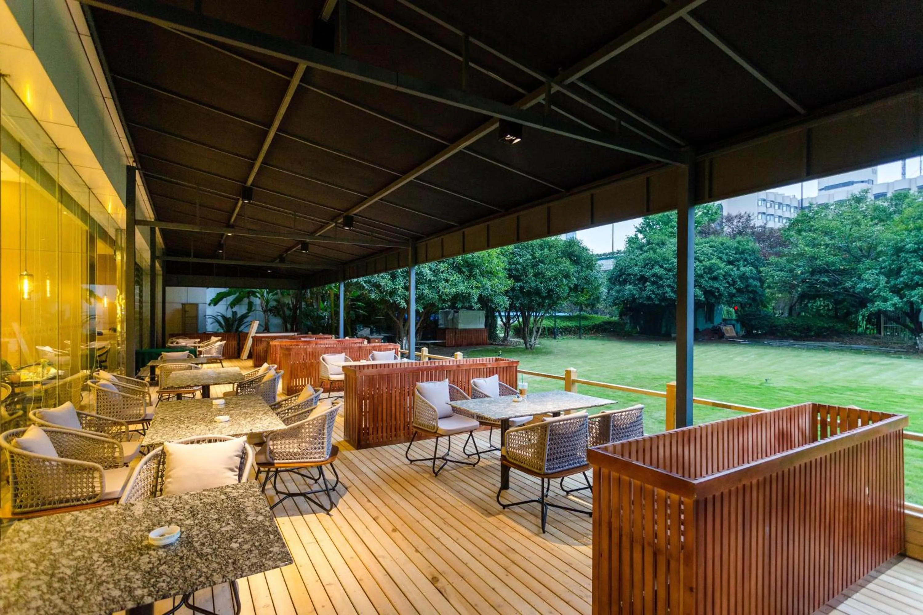 Restaurant/places to eat in Grand Metropark Hotel Hangzhou - 6 minutes walk to the West Lake