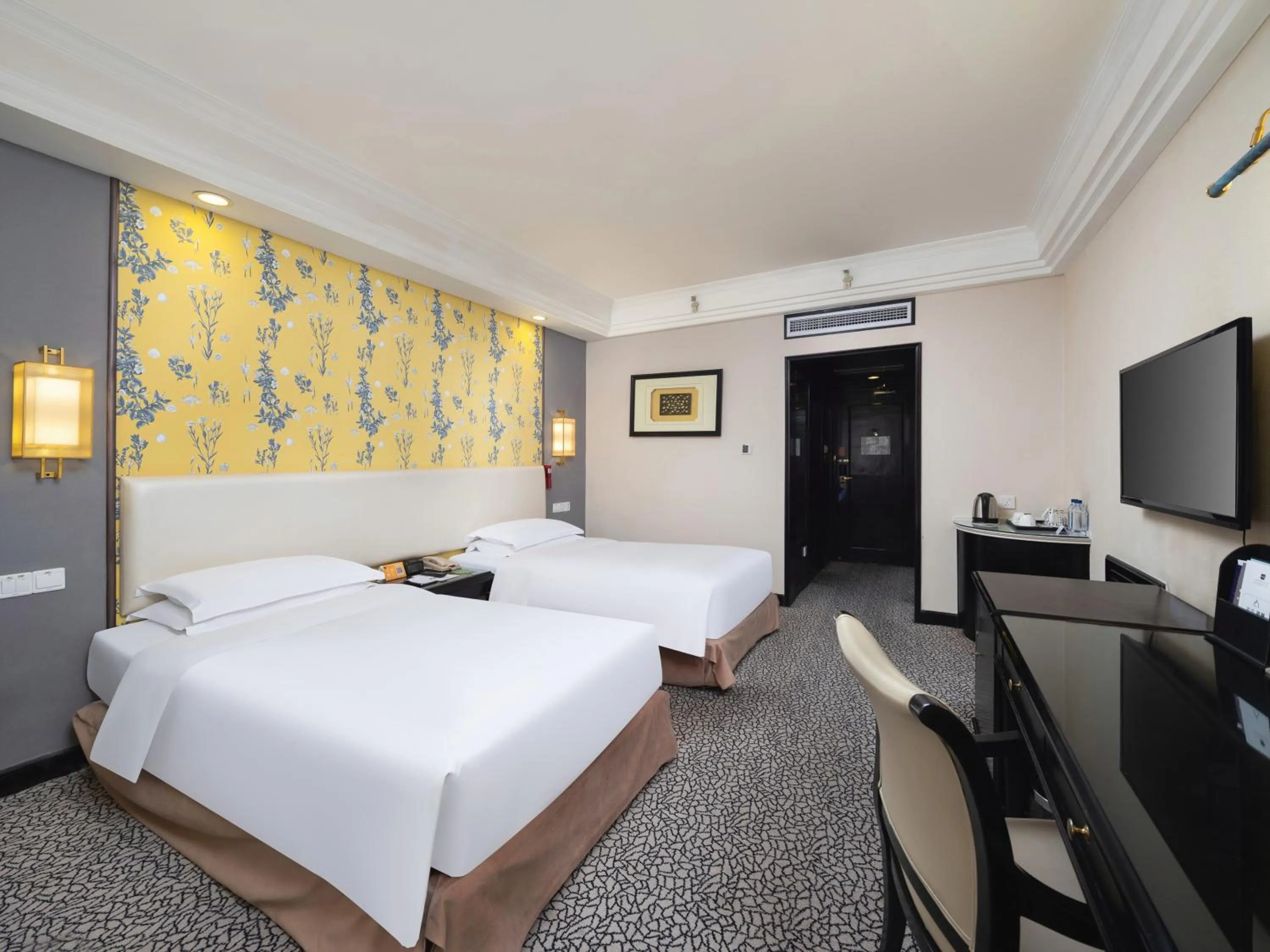 Bed in Grand Metropark Hotel Hangzhou - 6 minutes walk to the West Lake