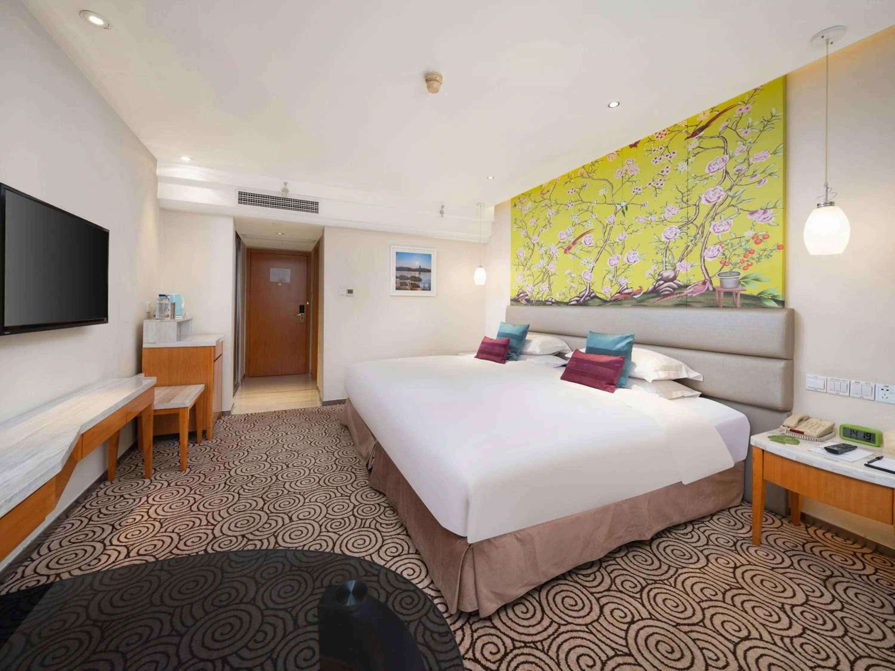 Bed in Grand Metropark Hotel Hangzhou - 6 minutes walk to the West Lake