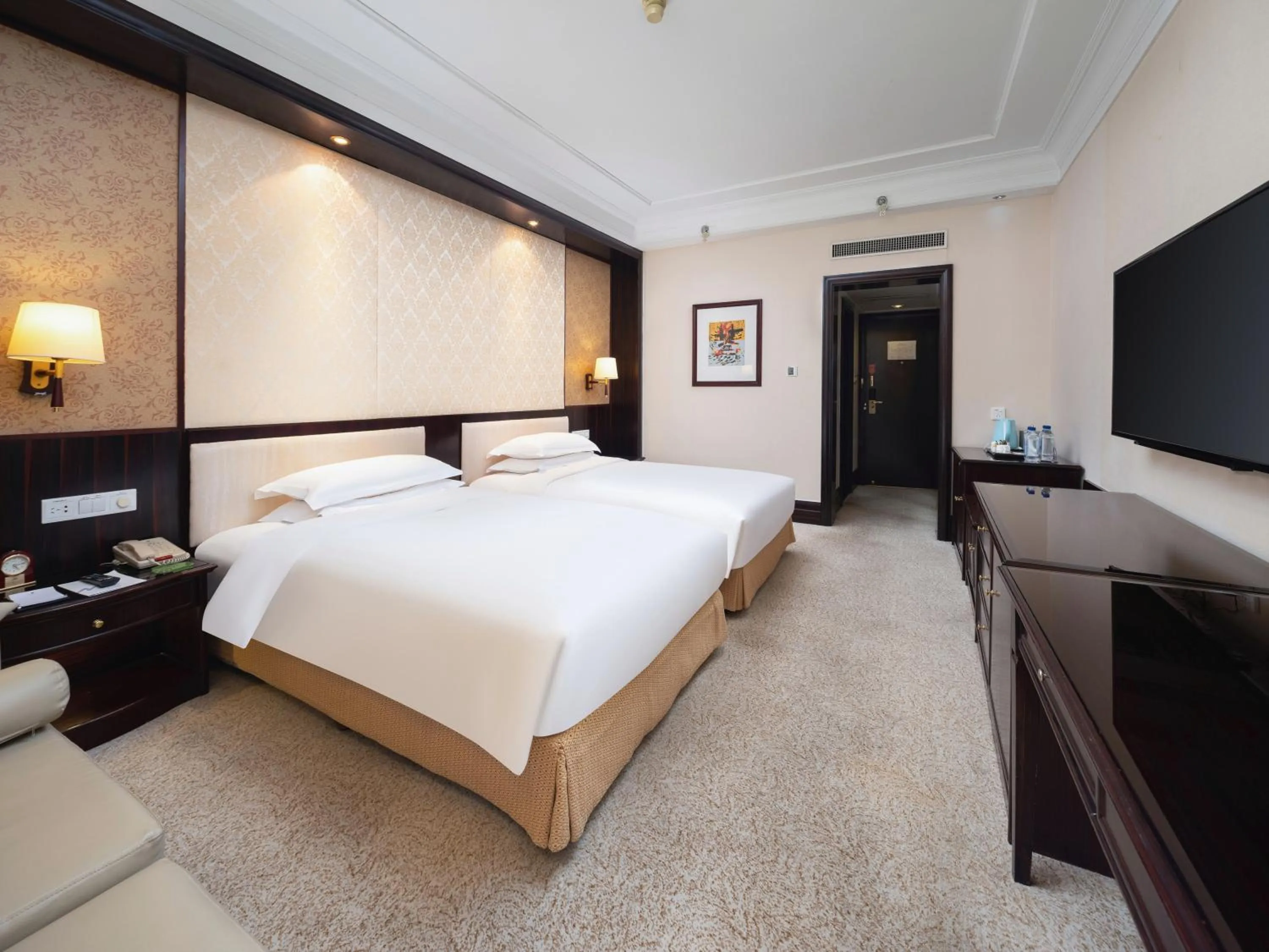 Bed in Grand Metropark Hotel Hangzhou - 6 minutes walk to the West Lake