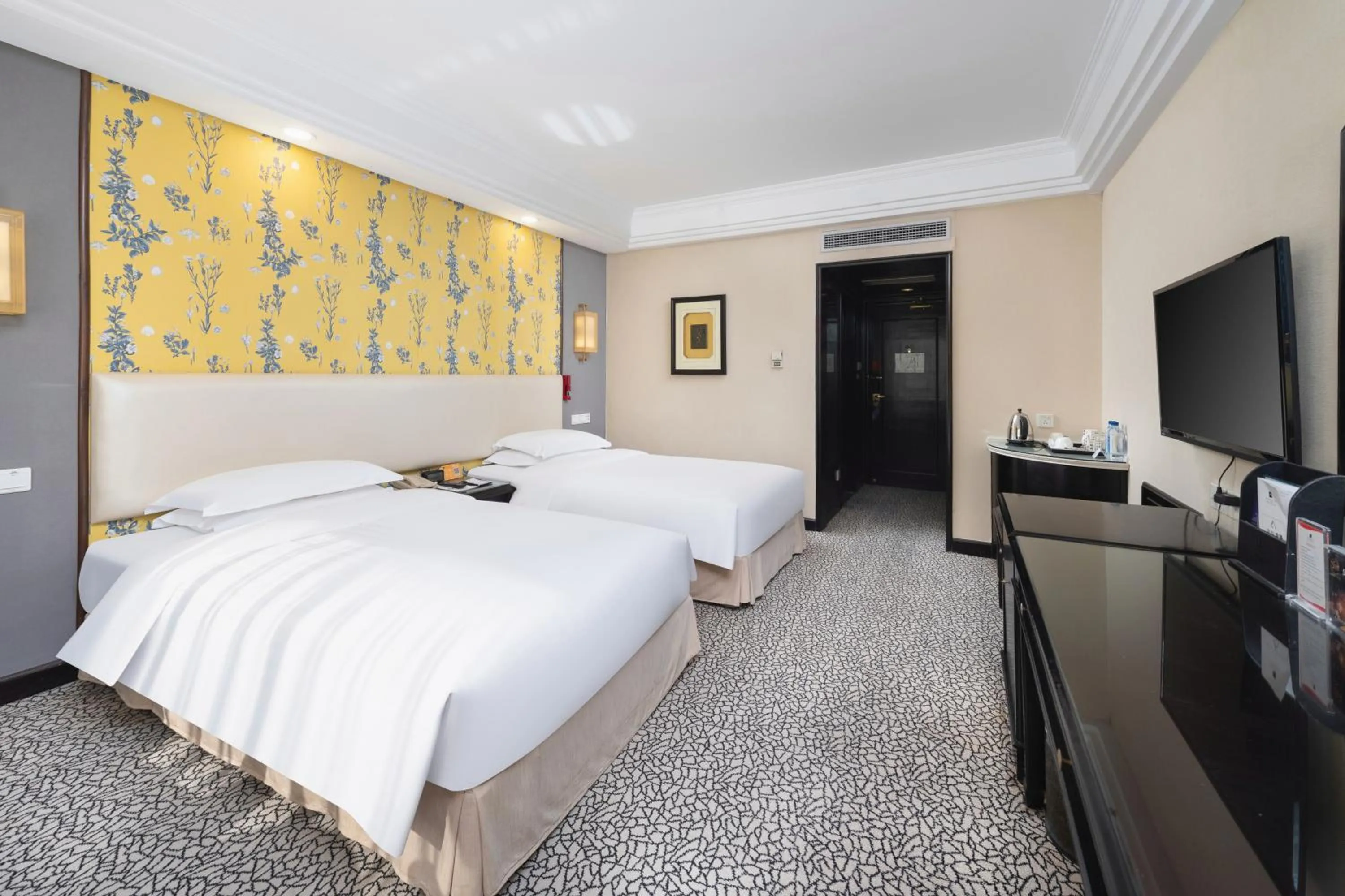 Bed in Grand Metropark Hotel Hangzhou - 6 minutes walk to the West Lake