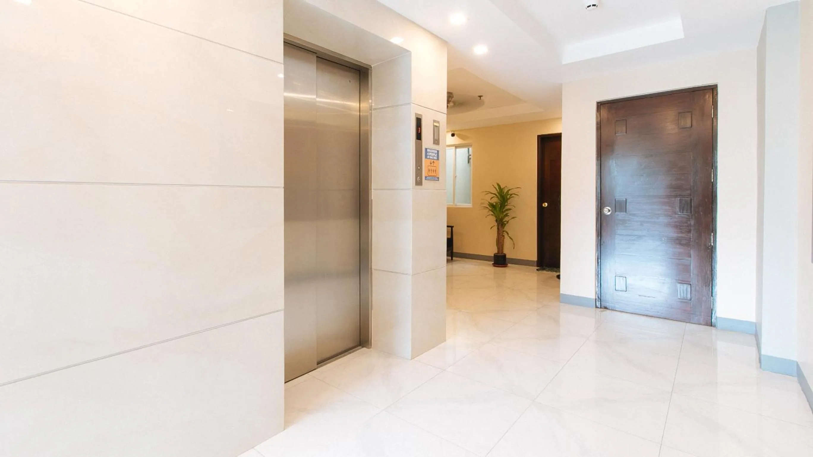elevator in RedDoorz Plus @ Torre De Manuel Residences 1