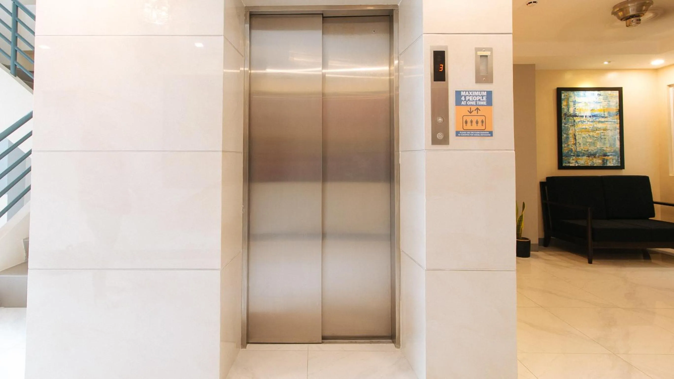 elevator in RedDoorz Plus @ Torre De Manuel Residences 1