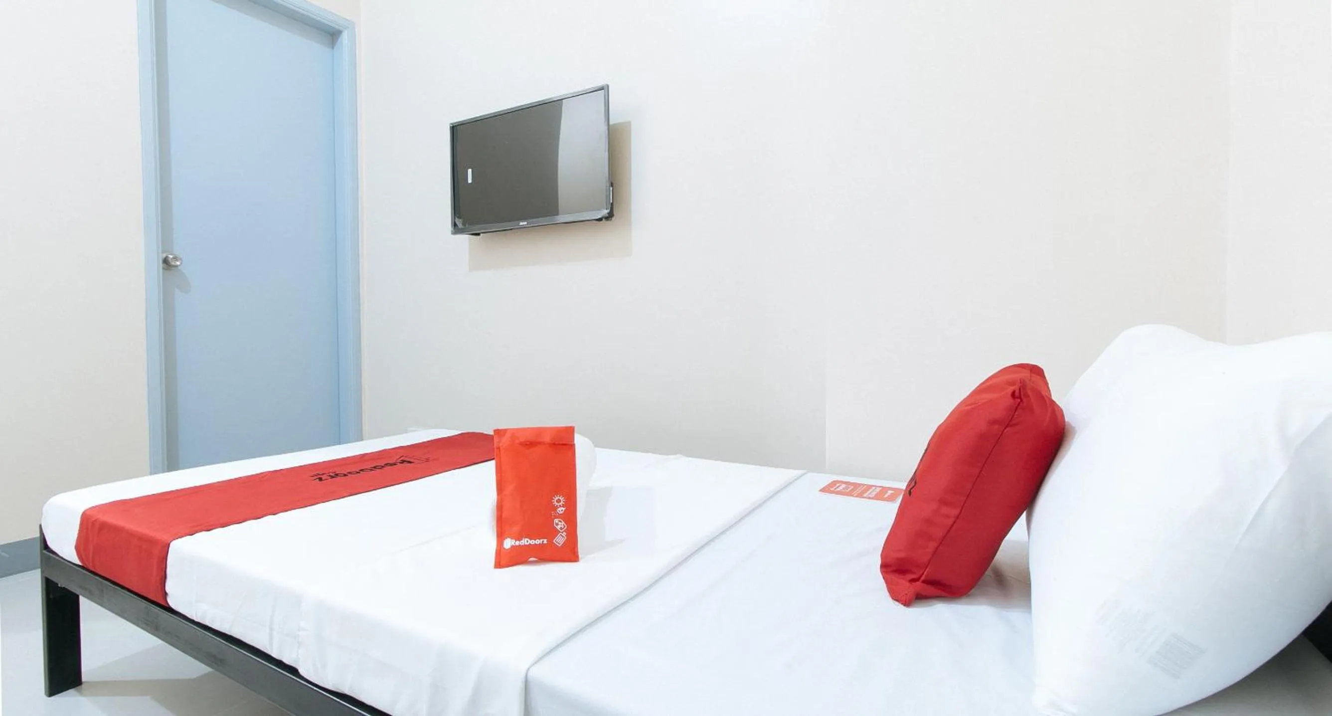 Bed in RedDoorz Plus @ Torre De Manuel Residences 1