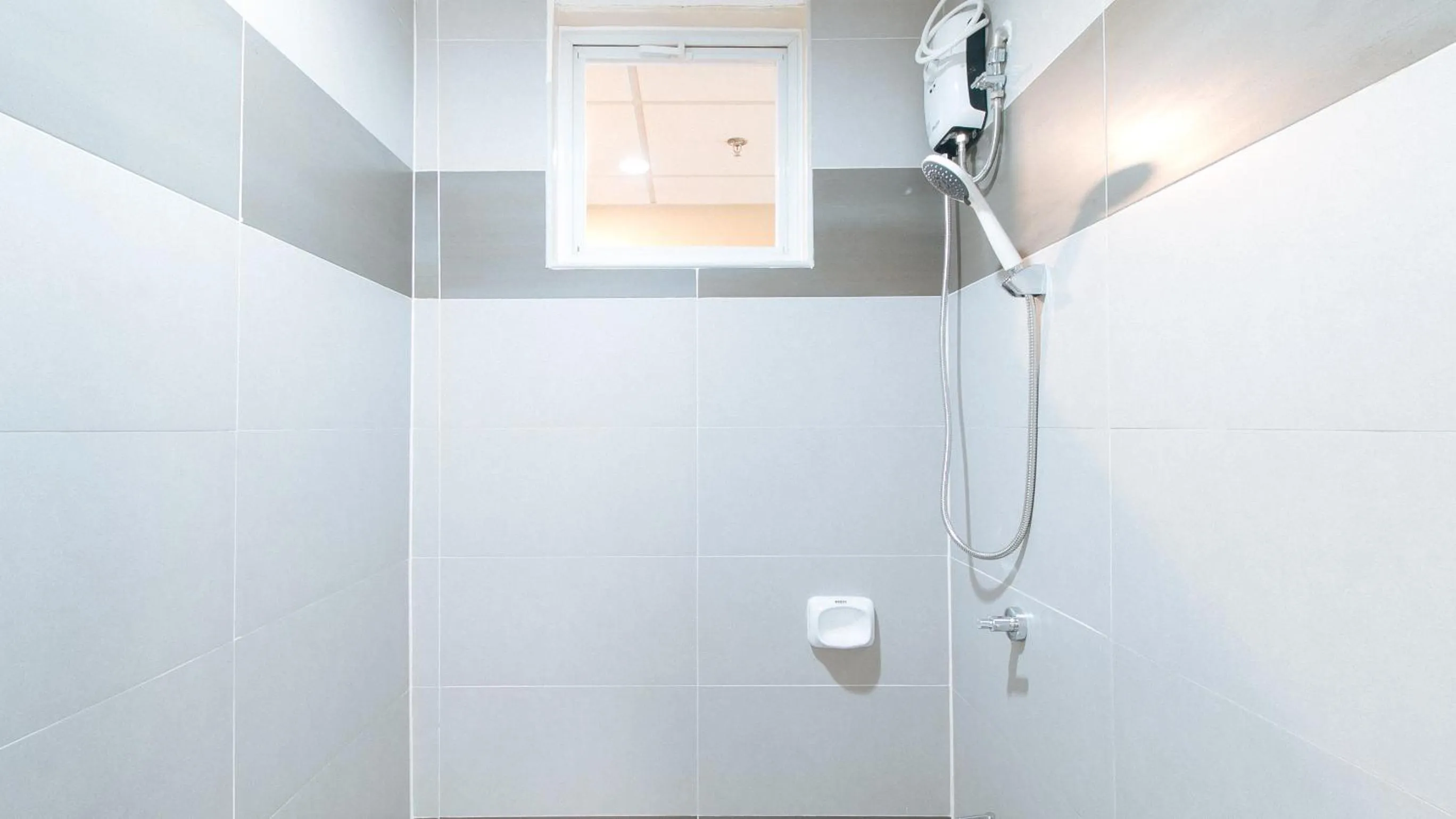 Shower in RedDoorz Plus @ Torre De Manuel Residences 1