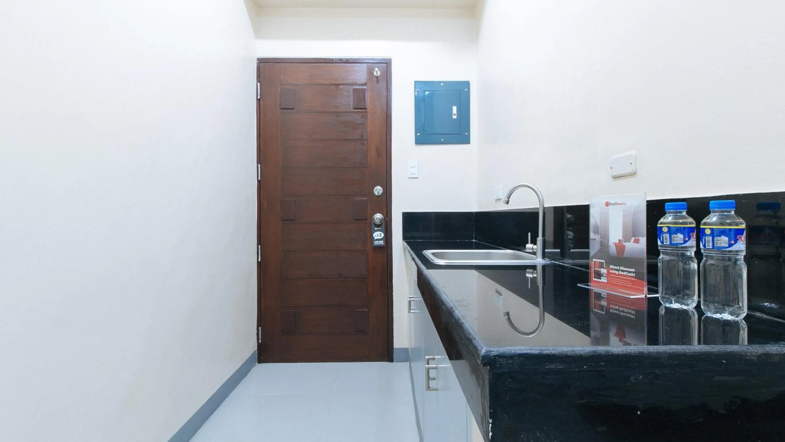 Kitchen or kitchenette in RedDoorz Plus @ Torre De Manuel Residences 1