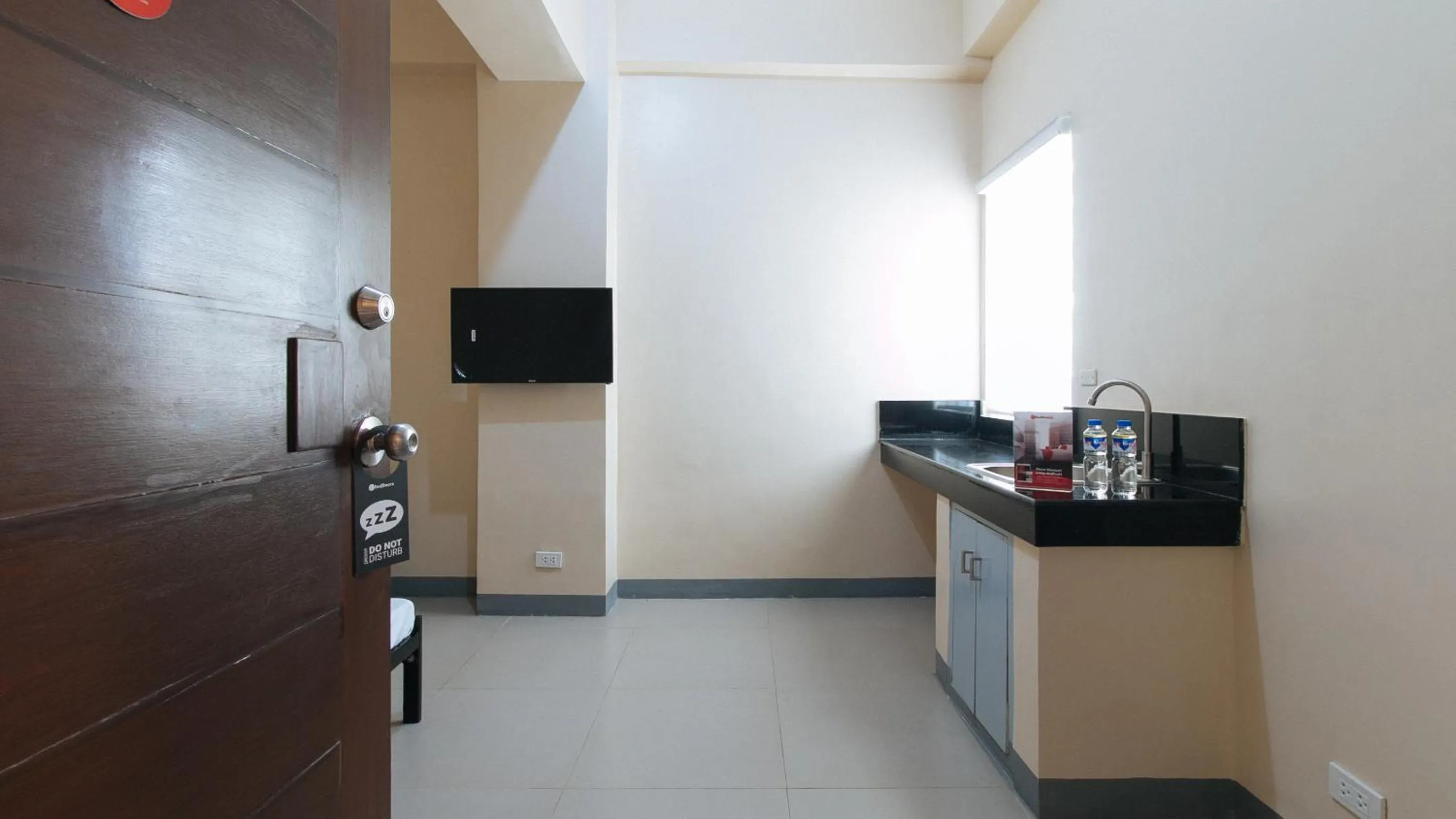 Kitchen or kitchenette in RedDoorz Plus @ Torre De Manuel Residences 1