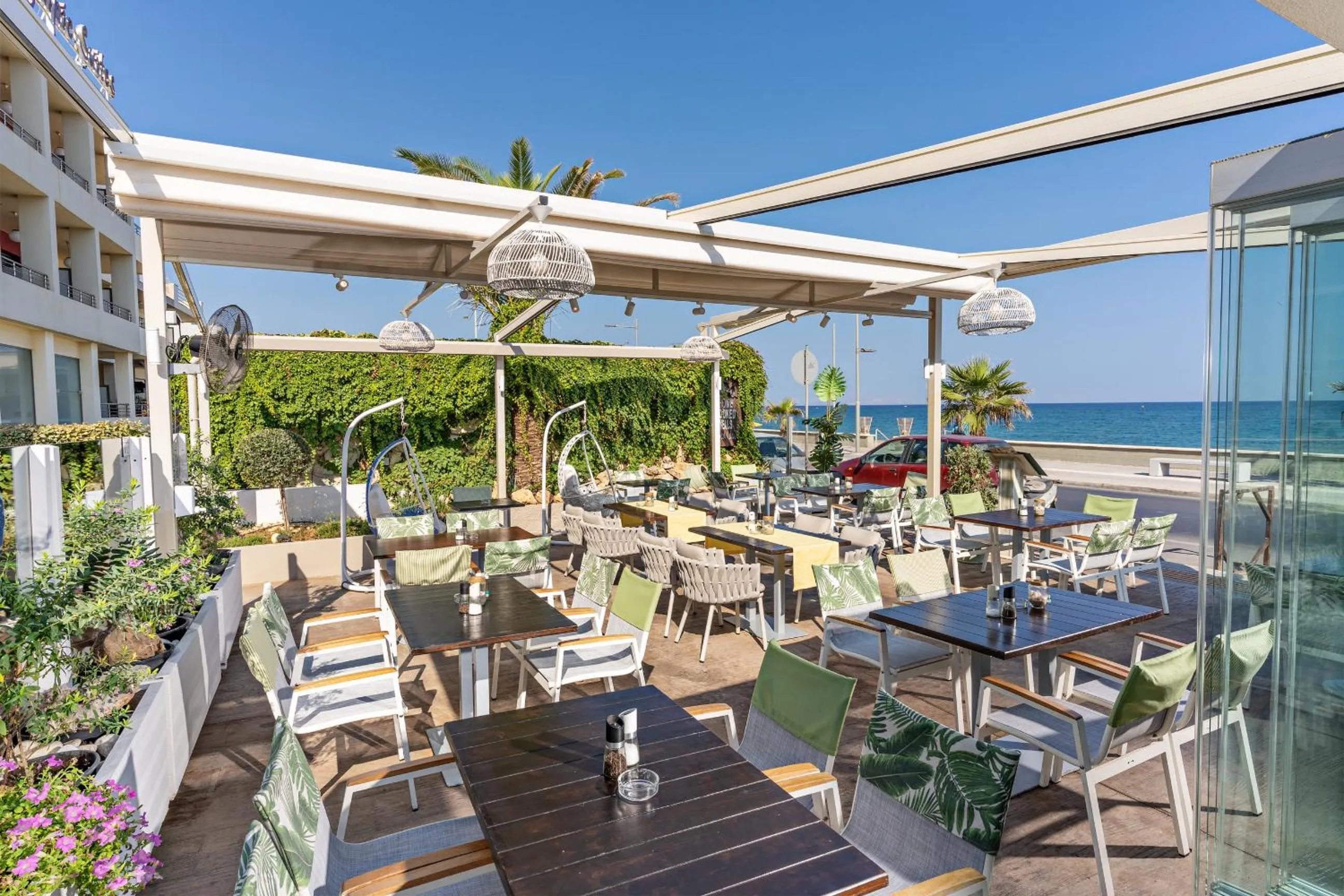 Restaurant/places to eat in Princess Irini Sea Front ApartHotel
