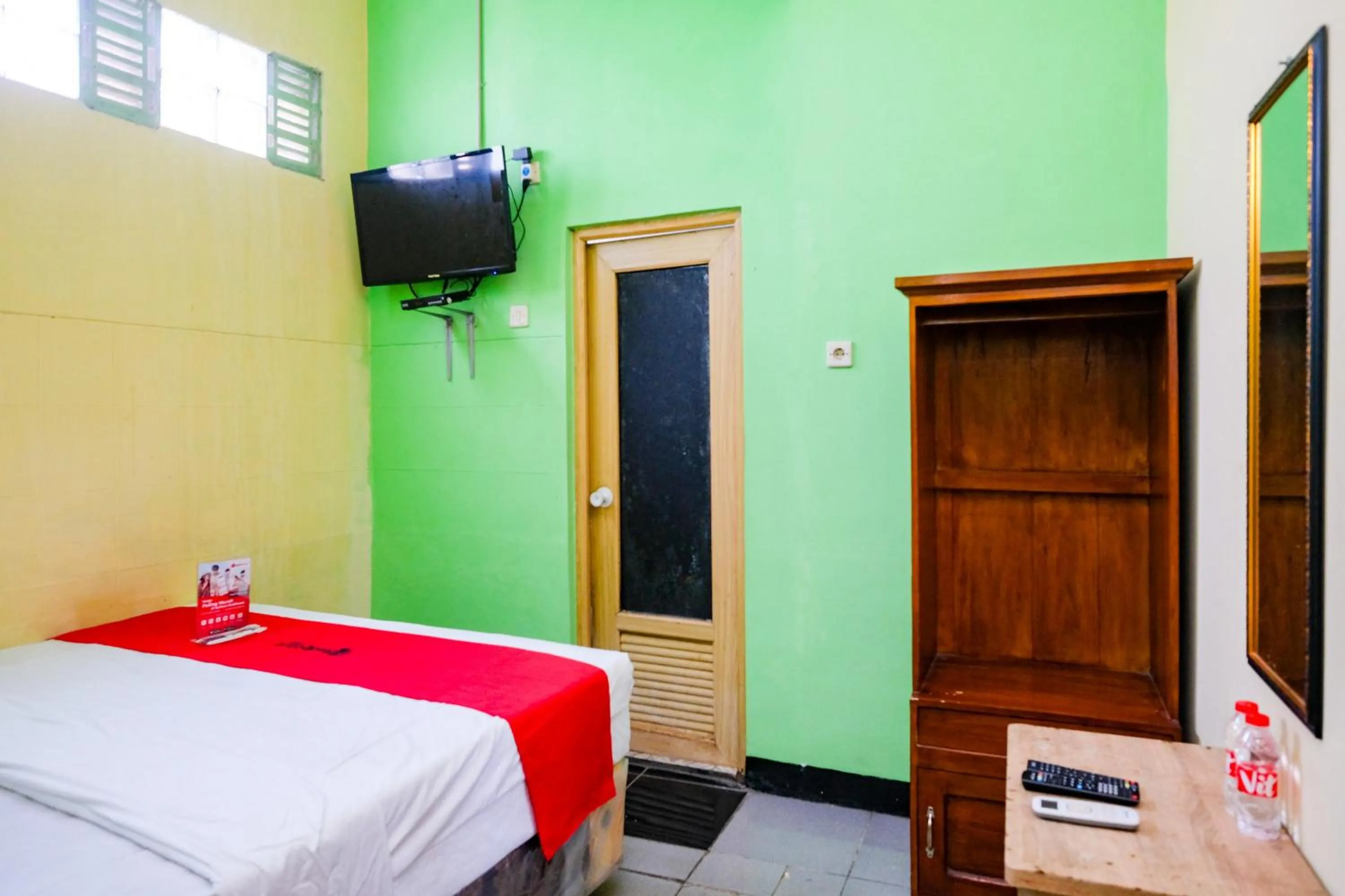 Bedroom, Bed in RedDoorz near RSUD Kebumen 2