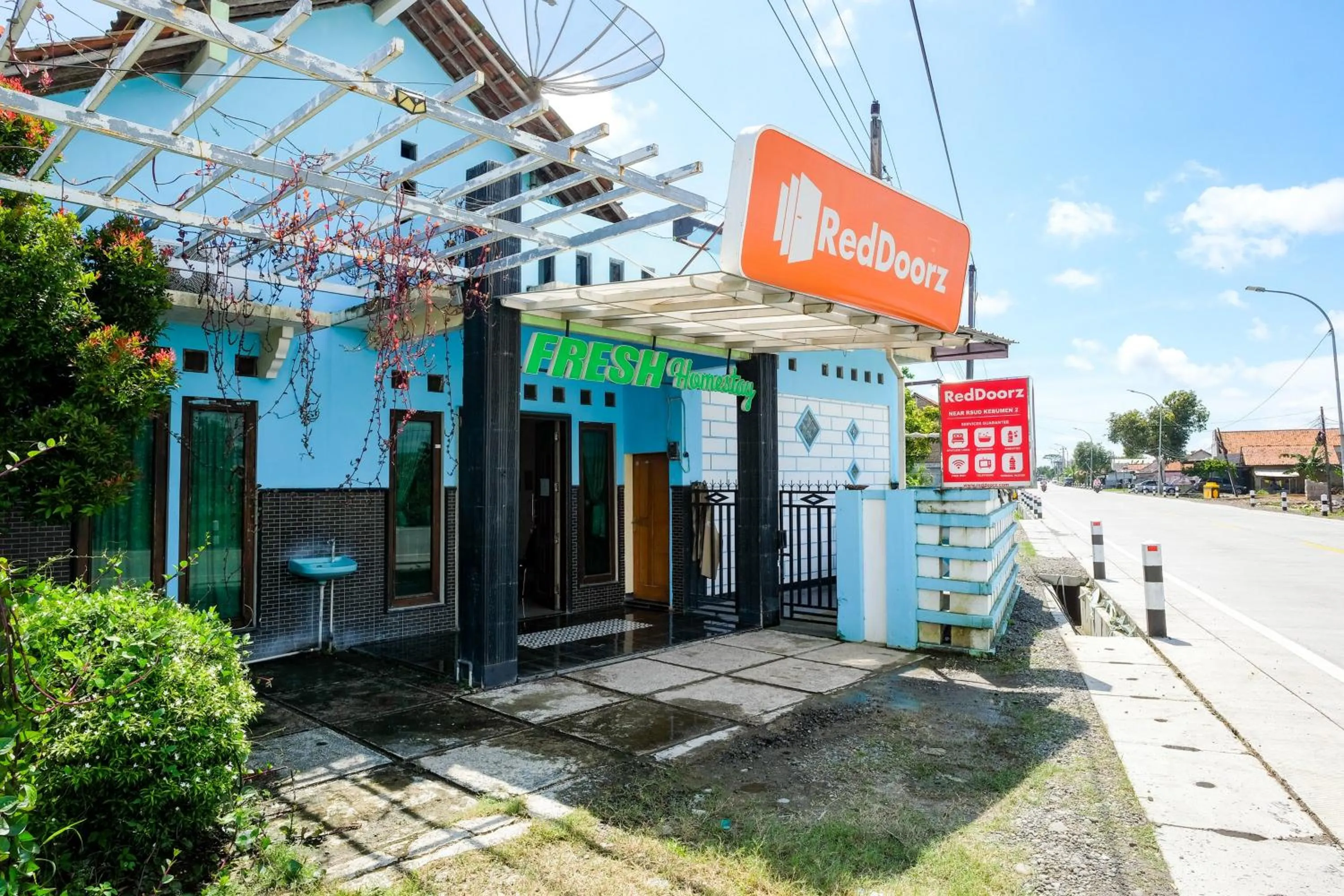 Facade/entrance in RedDoorz near RSUD Kebumen 2
