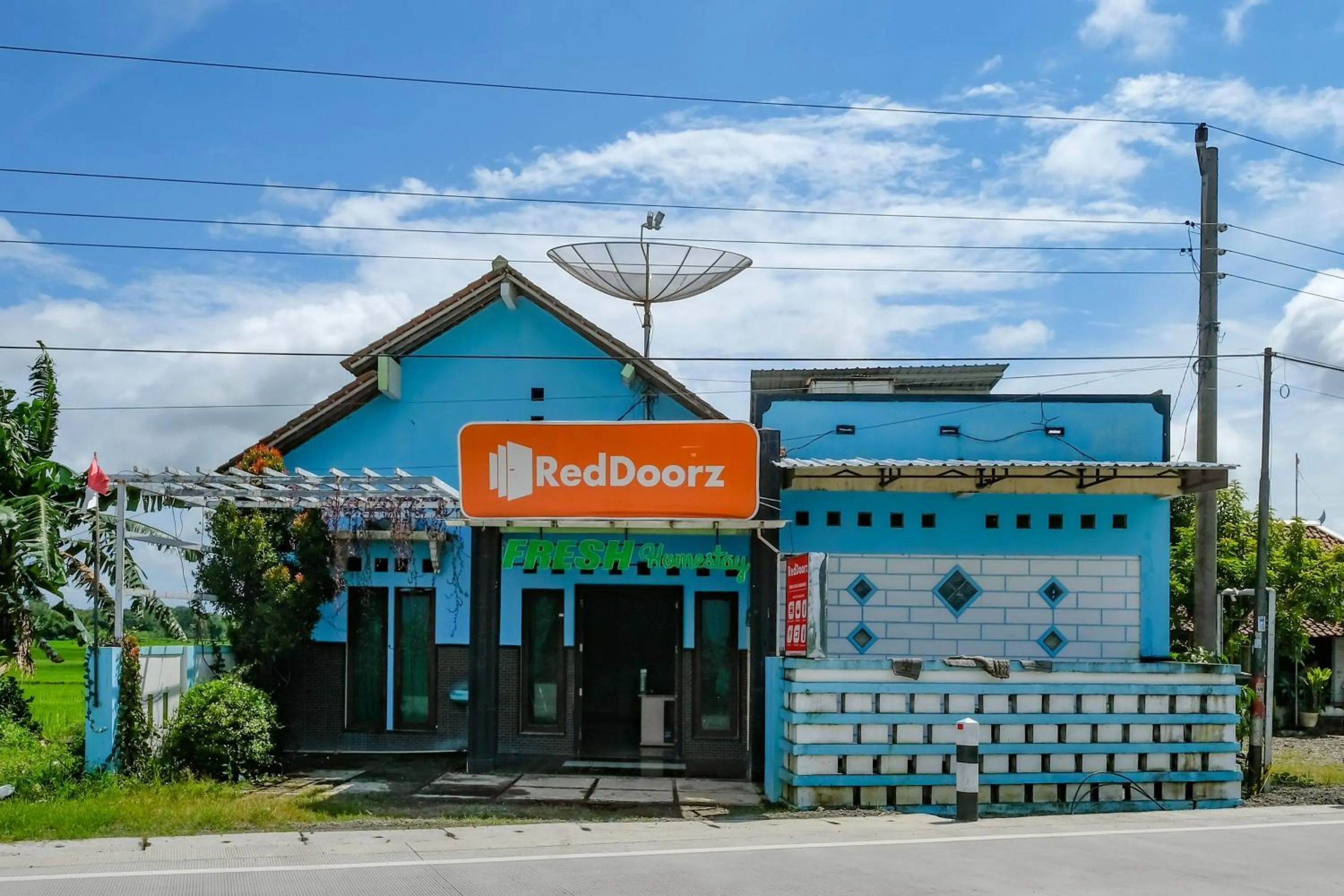 Facade/entrance in RedDoorz near RSUD Kebumen 2