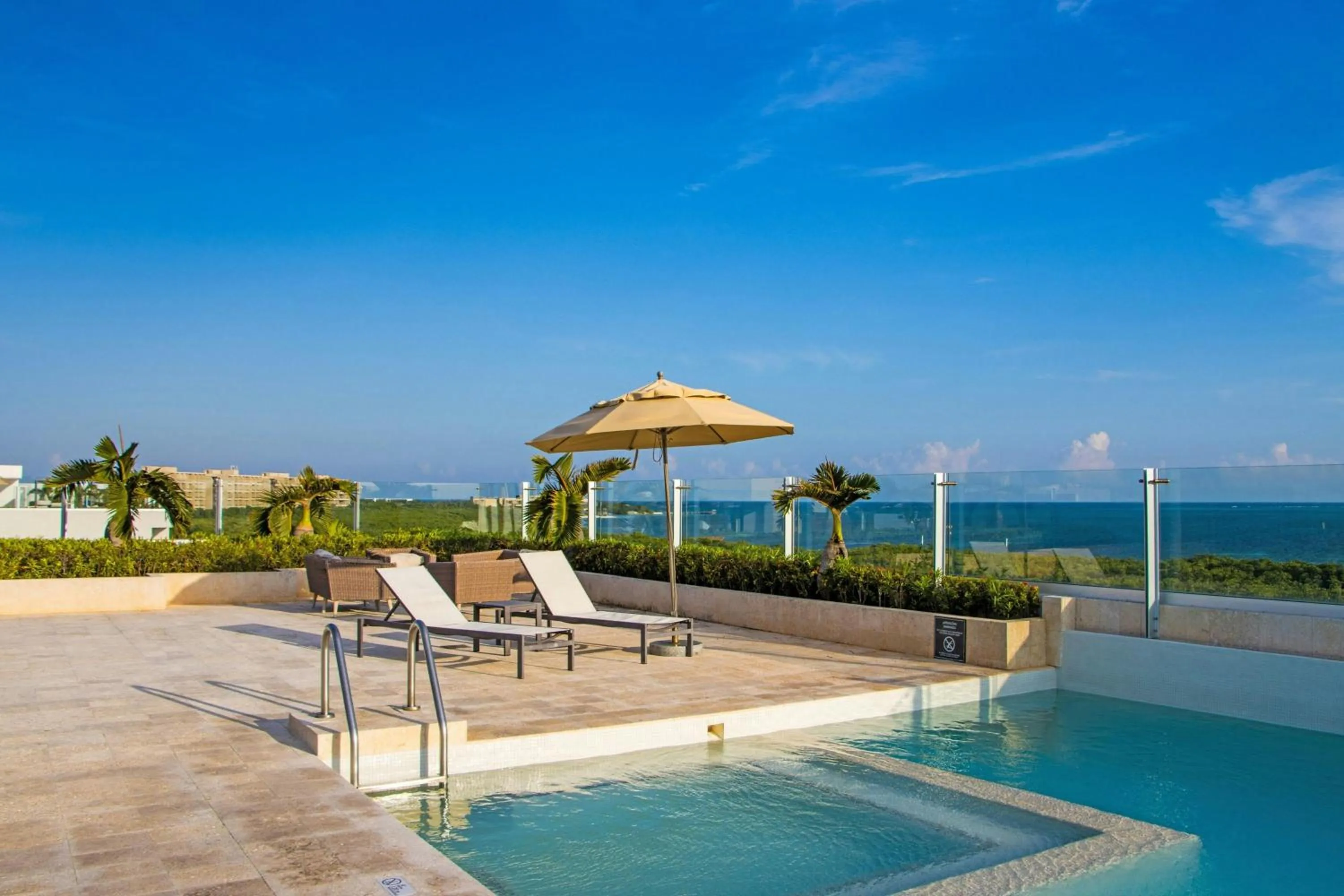Swimming pool in Residence Inn by Marriott Cancun Hotel Zone