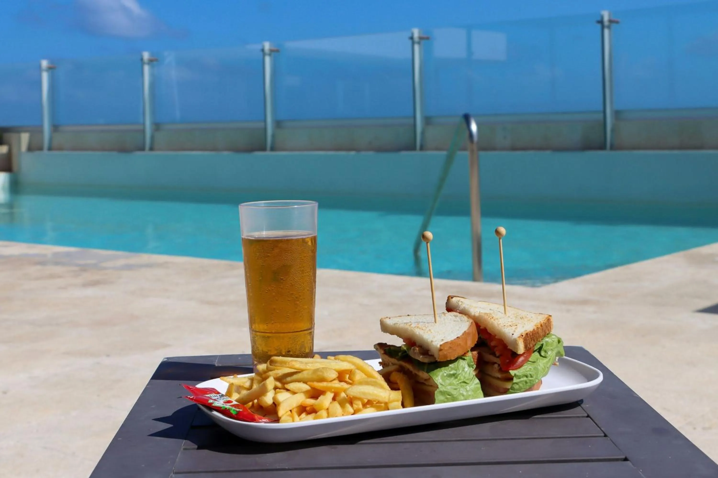 Swimming pool in Residence Inn by Marriott Cancun Hotel Zone