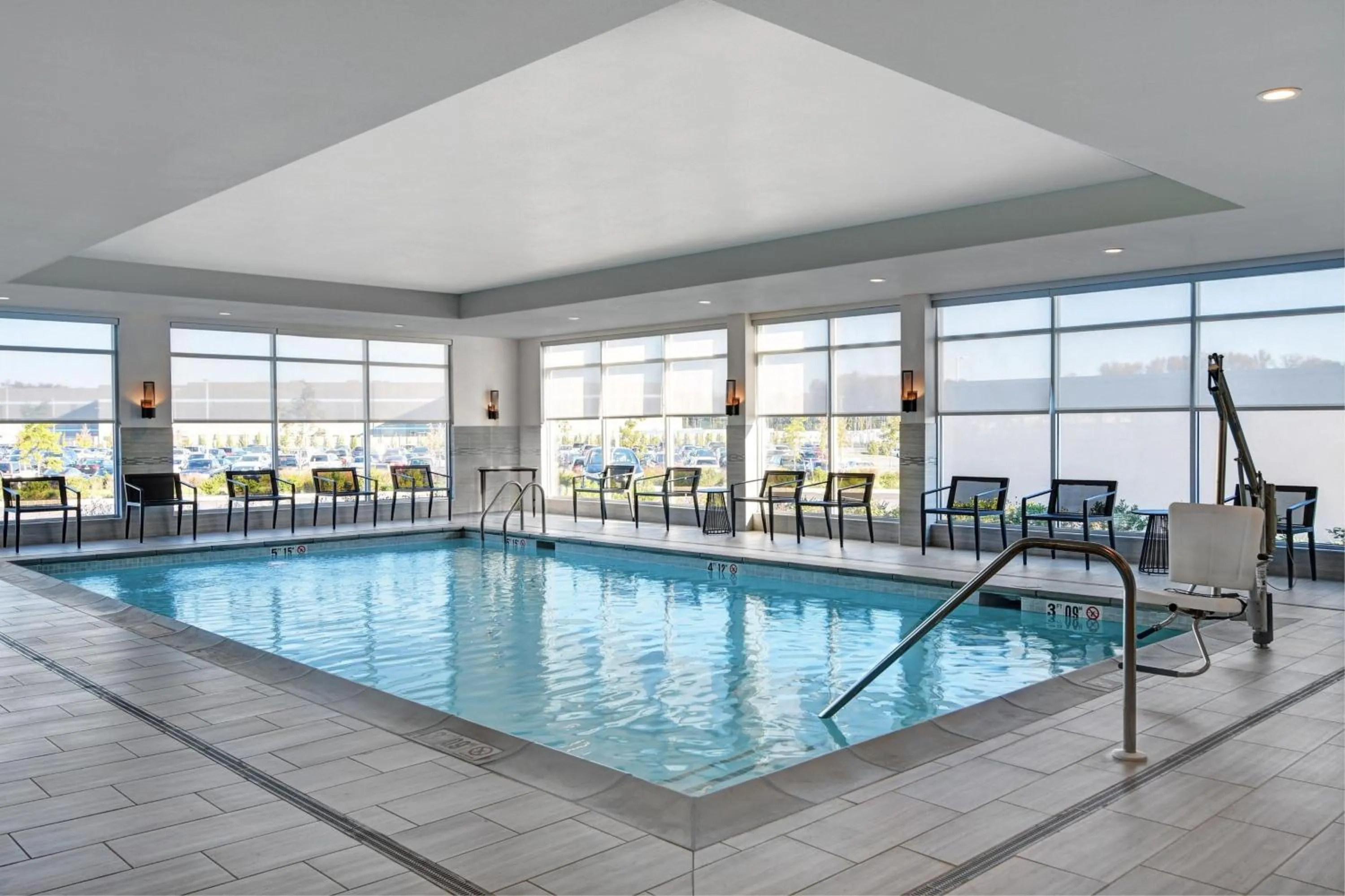 Swimming pool in Courtyard by Marriott Hamilton