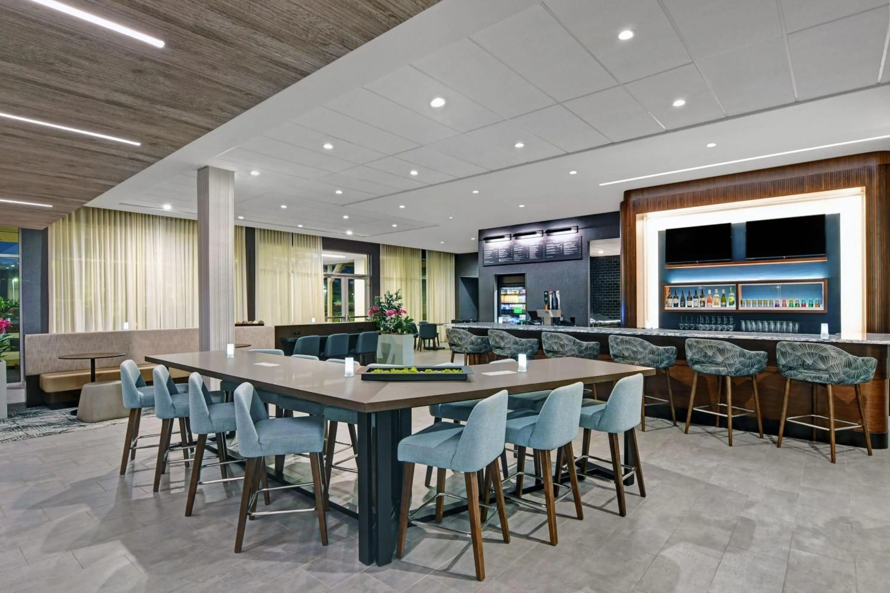 Lounge or bar in Courtyard by Marriott Hamilton