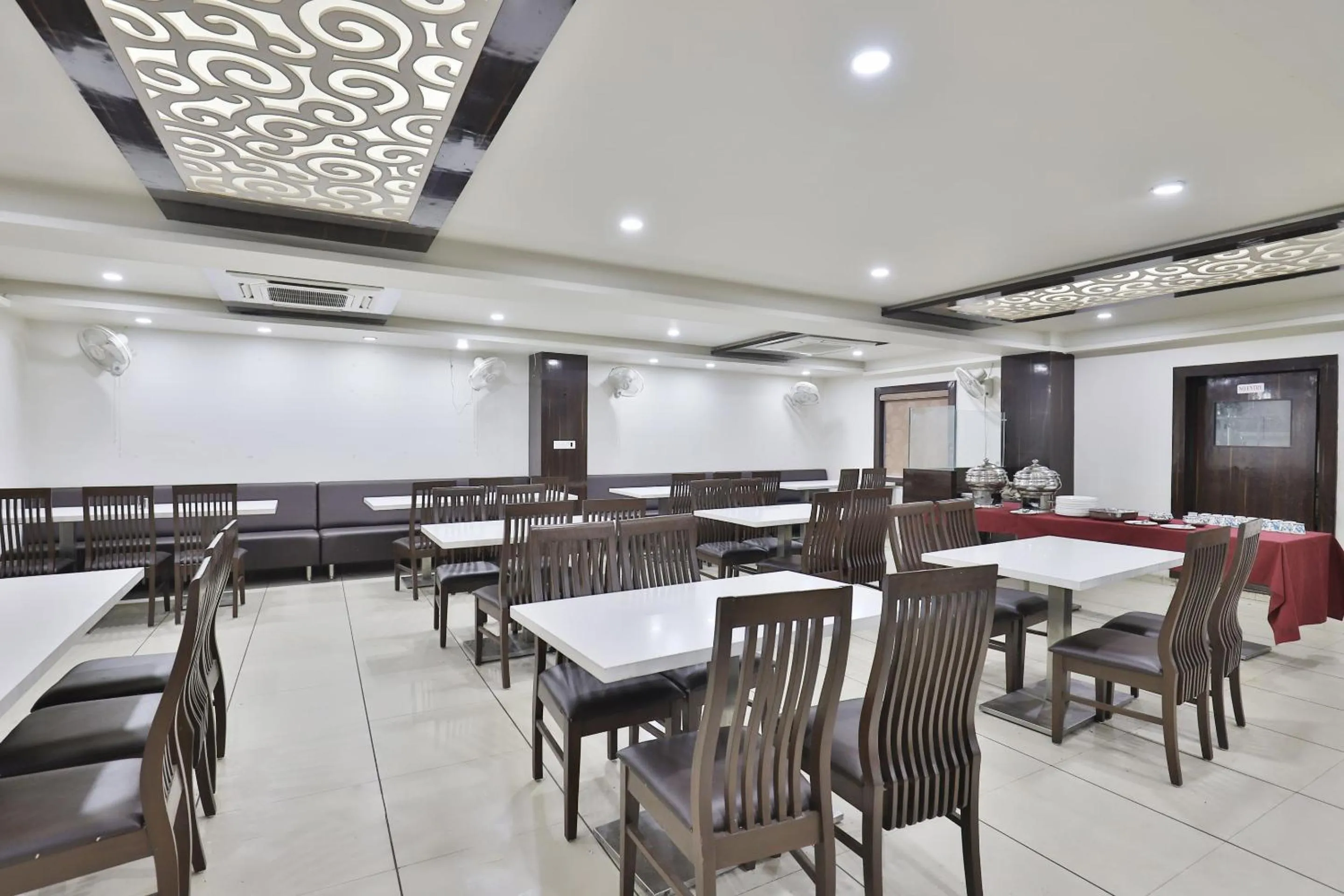 Restaurant/places to eat in Hotel City Inn