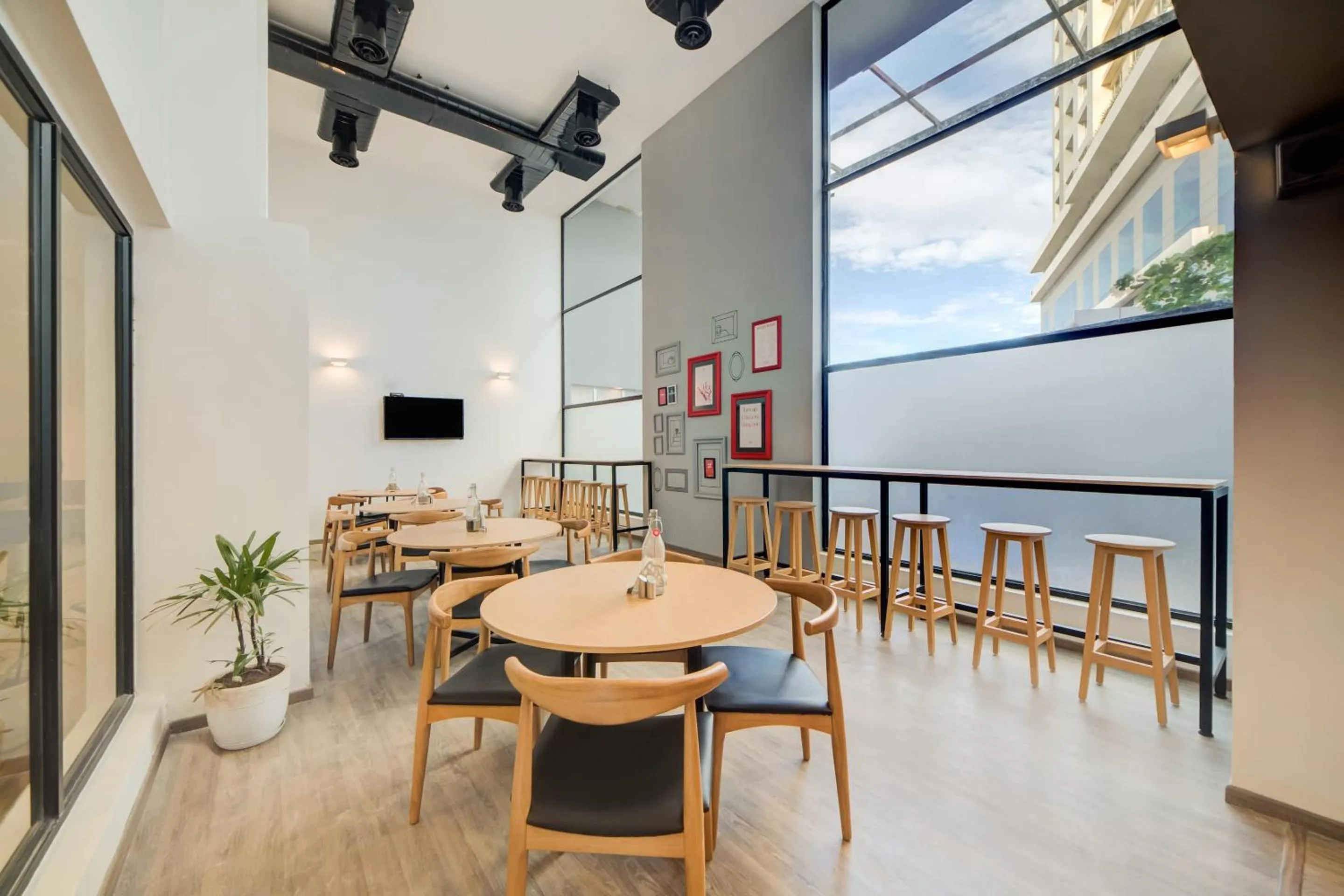 Restaurant/places to eat in Townhouse 777 - A3 empire