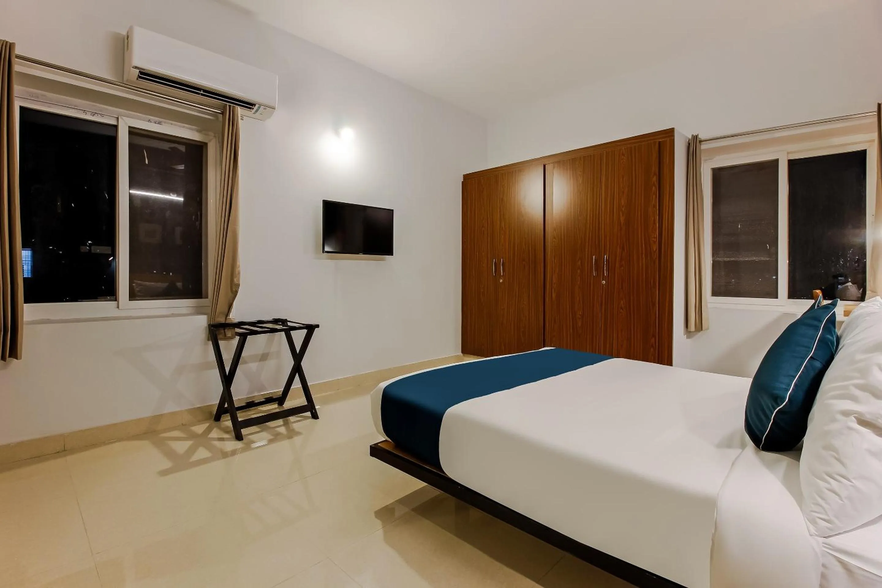 Bedroom, Bed in Hotel O Silverkey ,near RTO office kondapur