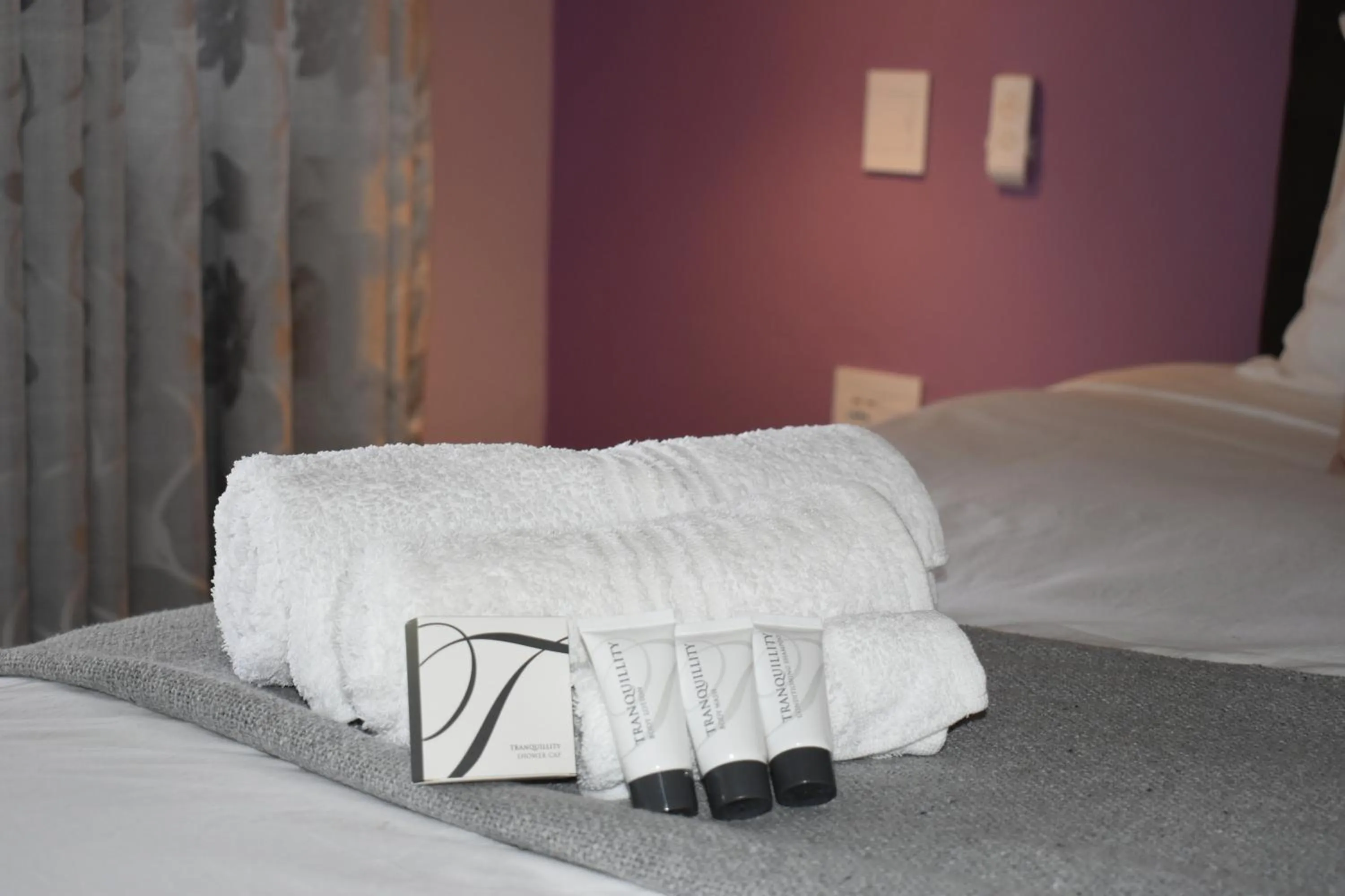 Bathroom, Bed in Mosswood Bed & Breakfast